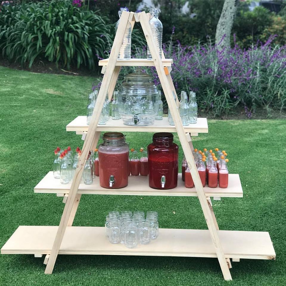 Escalera natural Tijera 
Medidas 153cm Altura 
40cm Profundidad 
Alquiler $60.000