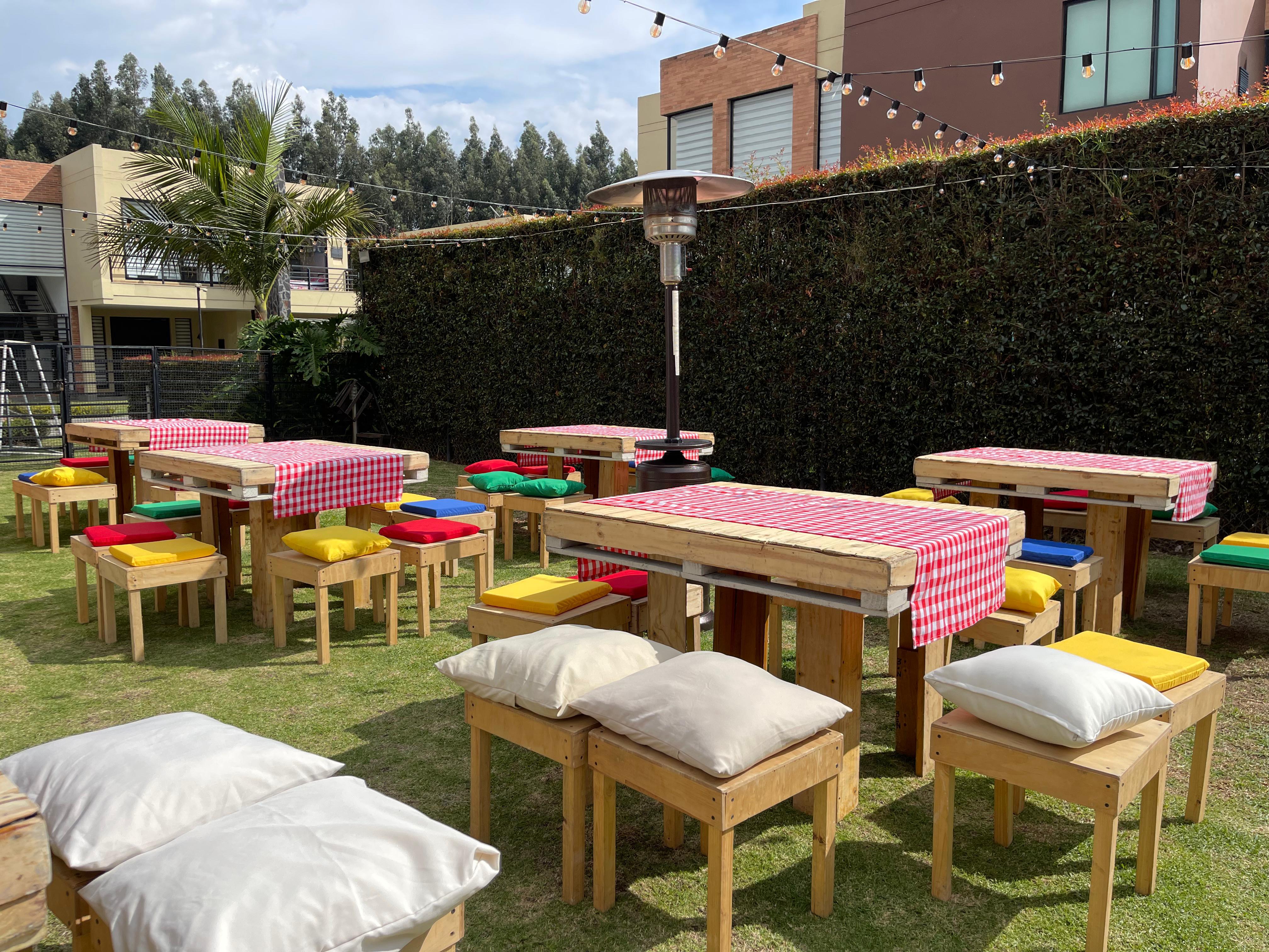 Picnic Alta + 8 Bancas + 8 Cojines
1 Camino de Mesa
1m x 1.17cm c/u
Alquiler
$ 140.000