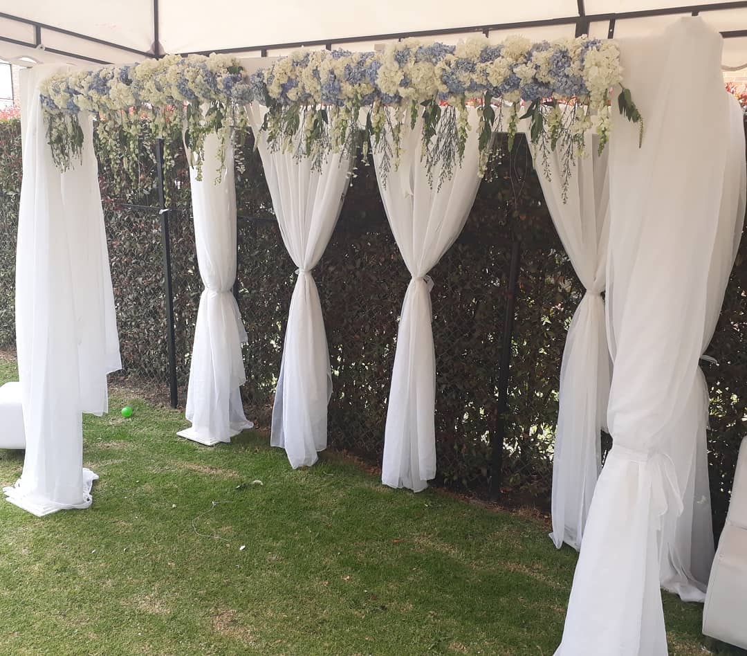 Pergola con velo  4 columnas 
Medidas : 3.20m de largo
2.20 de Alto
