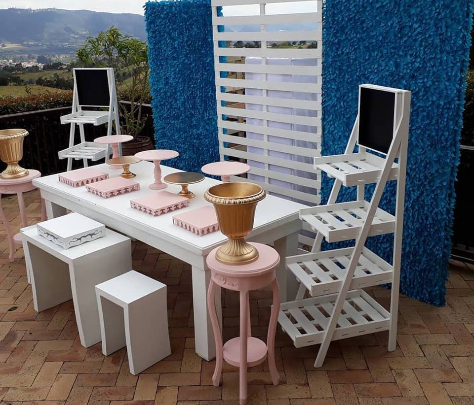 Rectangular Grande alta
color blanco $90.000
2.20X1m
Aux Rosada
37x37cm
80cm Alto $ 50.000