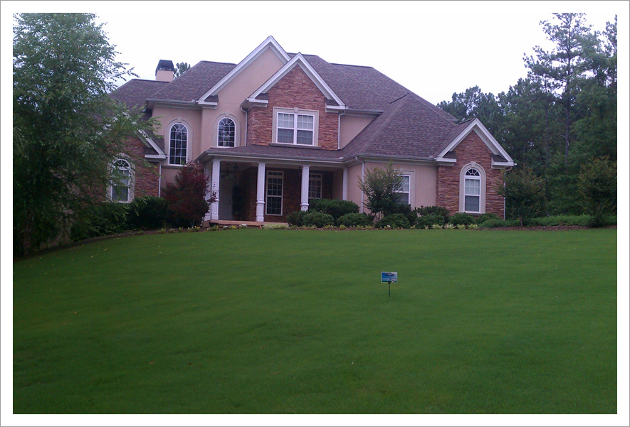 Green expansive lawn huge house||||