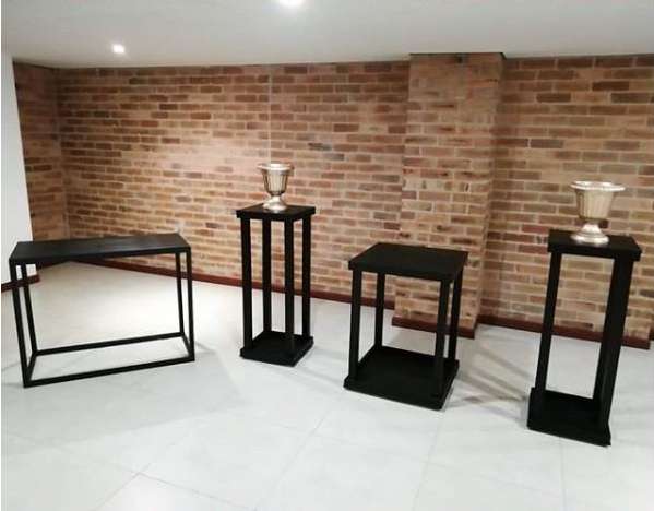 Auxiliar Tipo Farol Negro
Manejamos Variedad de Colores
Principal 80CM Altura. 60x60cm
Mediana 1,02 M Altura .41x41cm
$50.000 Unidad
Mesa Rectangular Hueca
80 cm Altura
Profundidad 50cm
1 m Ancho $
50.000