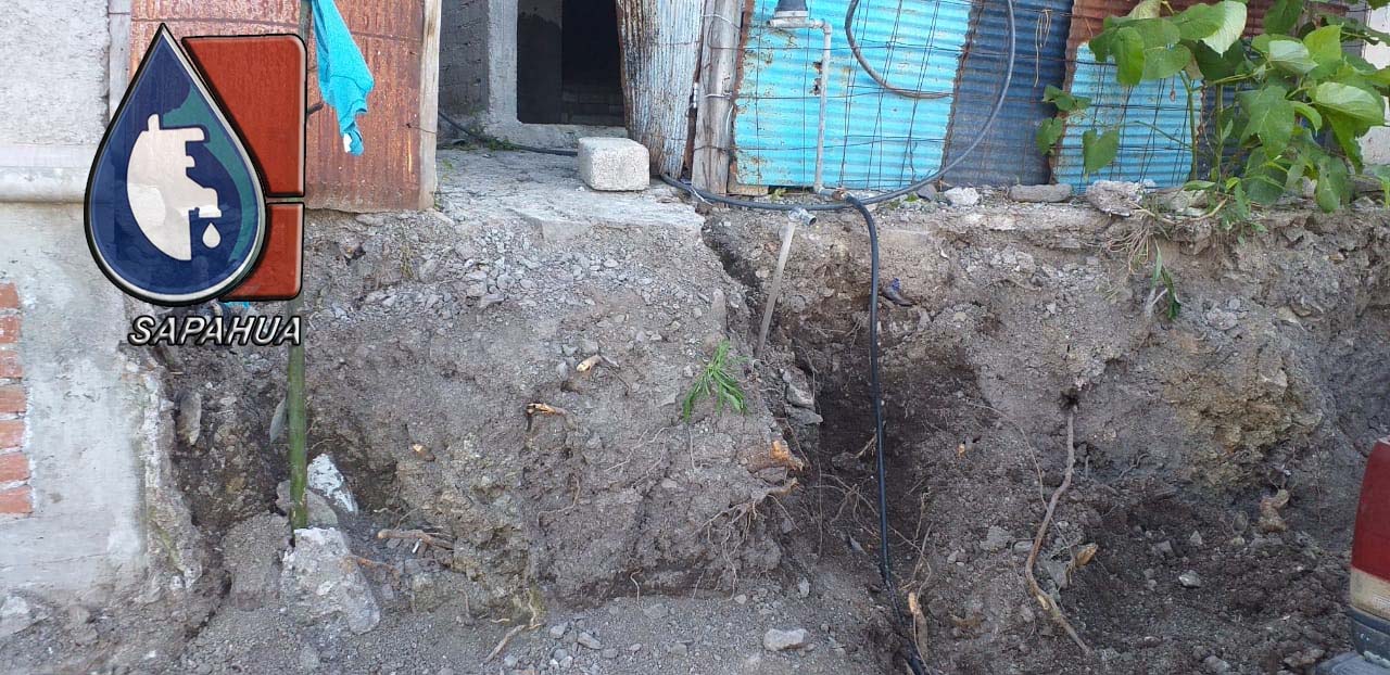 REPARACIÓN DE TOMAS POR FUGA EN C. LEYES DE REFORMA, COL. ALTA VISTA DE JUAREZ (ROMPIÓ MAQUINA DEL MUNICIPIO)