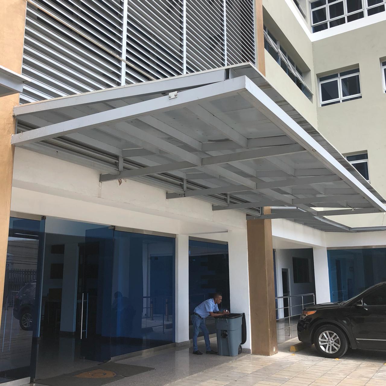 Universidad O&M
Toldos en hierro y cubierta de policarbonato.