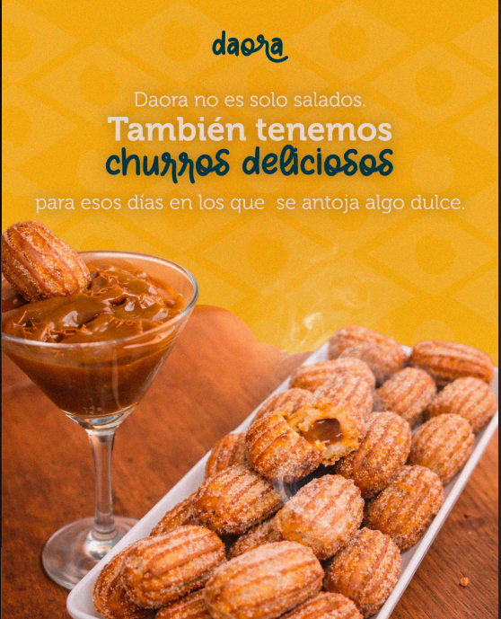 https://0201.nccdn.net/4_2/000/000/038/2d3/churros1.png Plato de churros con caramelo, acompañado de un recipiente con salsa dulce de daora, sobre fondo amarillo.
