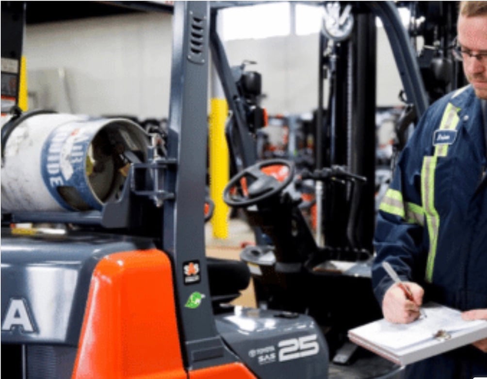 tren rojo y negro dentro de un almacén