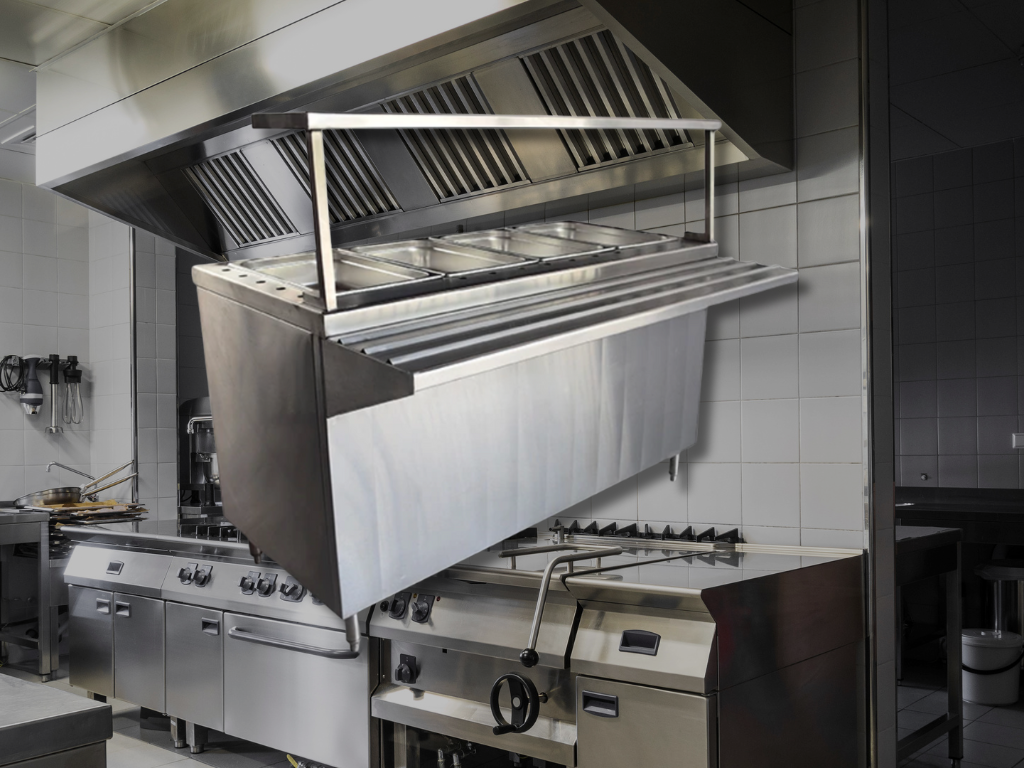 Hombre con mascarilla sirviendo comida en un moderno comedor con platos variados y bebidas