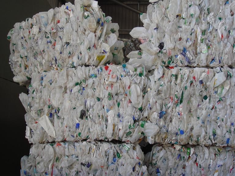 https://0201.nccdn.net/4_2/000/000/008/486/hdpe-milk-bottle-scrap-1512803079-3509099-768x576.jpg