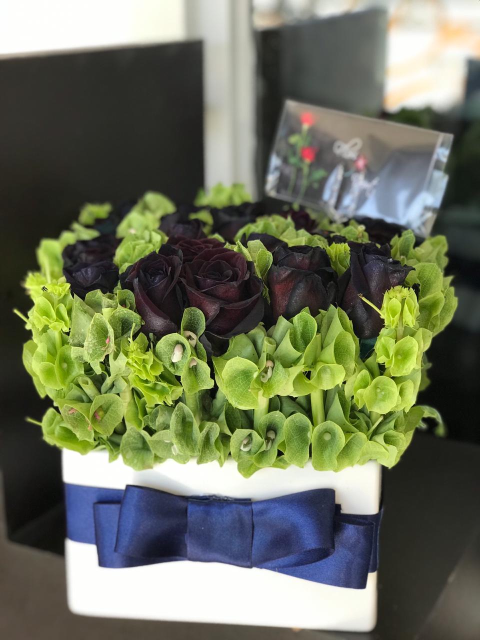 caja de cerámica con 24 rosas negras $900