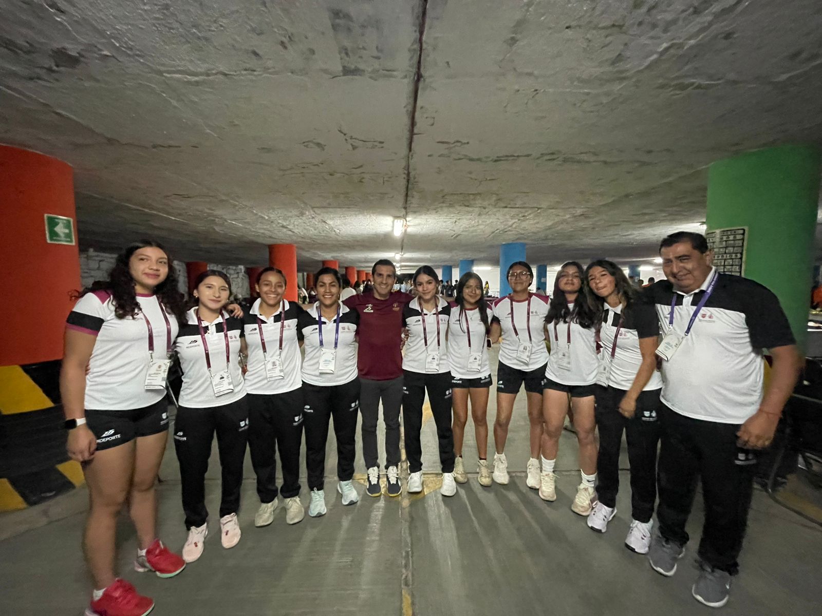 Las selecciones de 3X3 Femeniles conviviendo con el Director de la Conade Romel Pacheco
