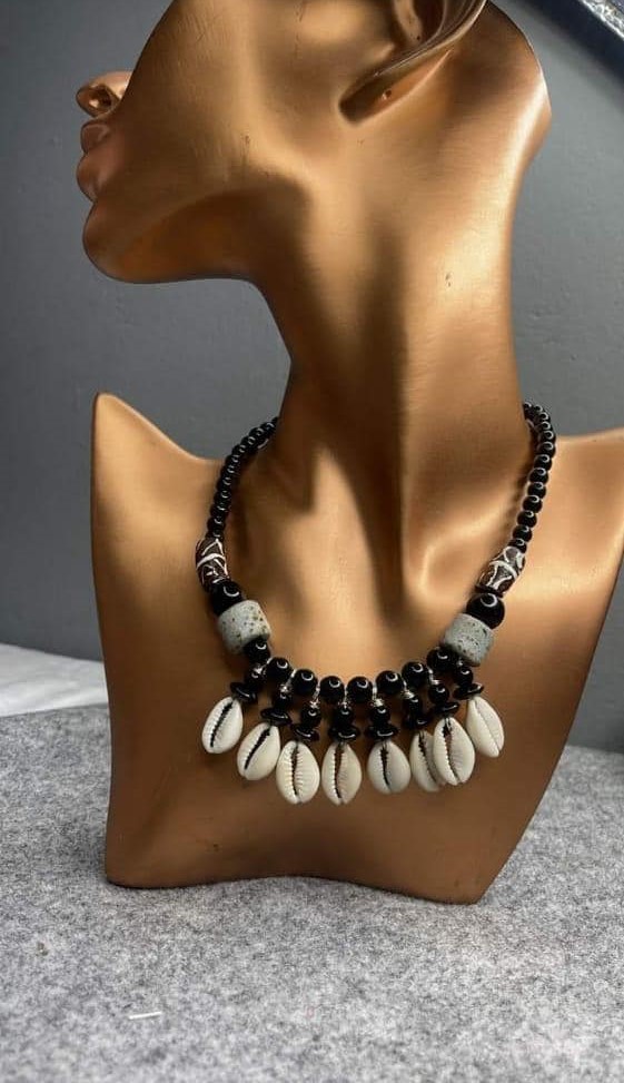 Black necklace with seashells