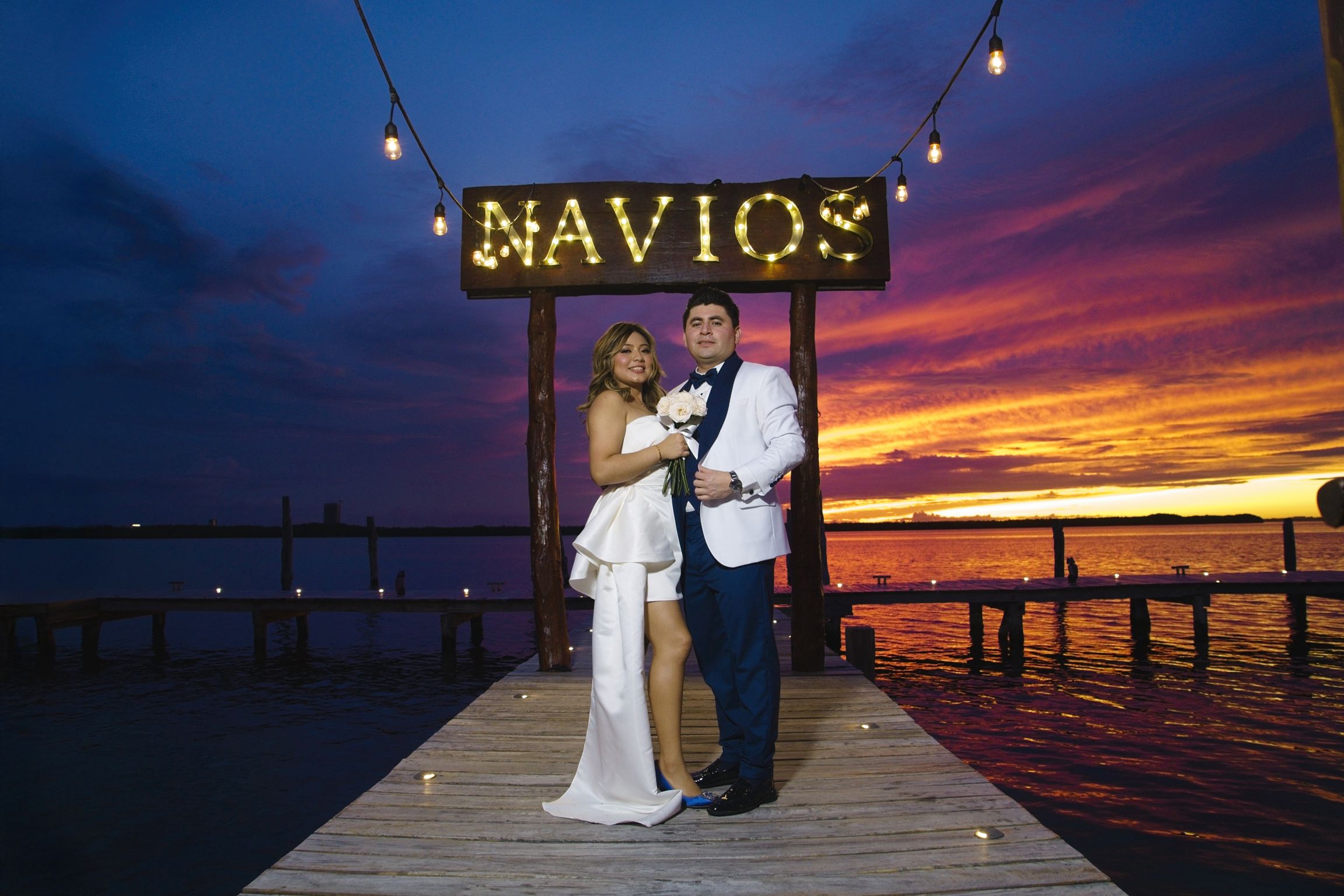 https://0201.nccdn.net/4_2/000/000/008/486/luxartifices-wedding-navios-cancun-bride-and-groom-sunset060.jpg