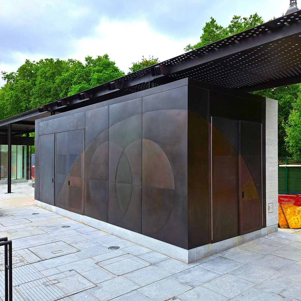 Bronze AM.7 finish on stainless steel cladding and pergola roof panels. 
