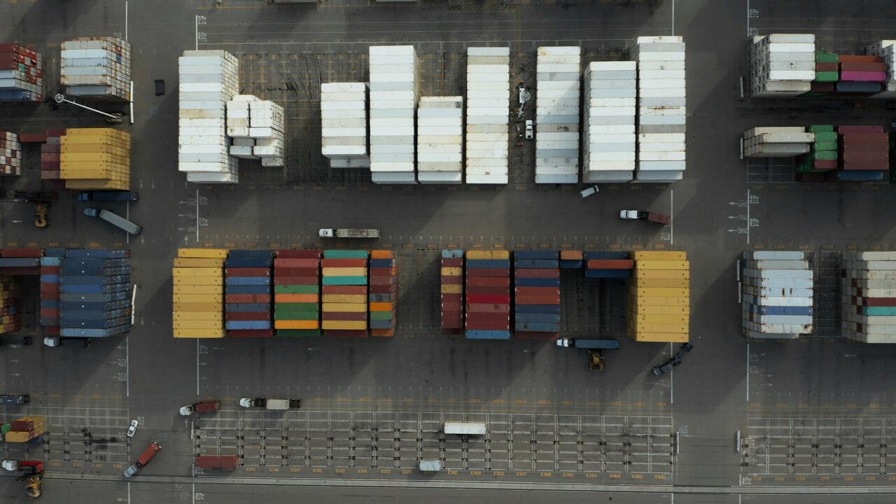 fotografía aérea de remolques multicolores