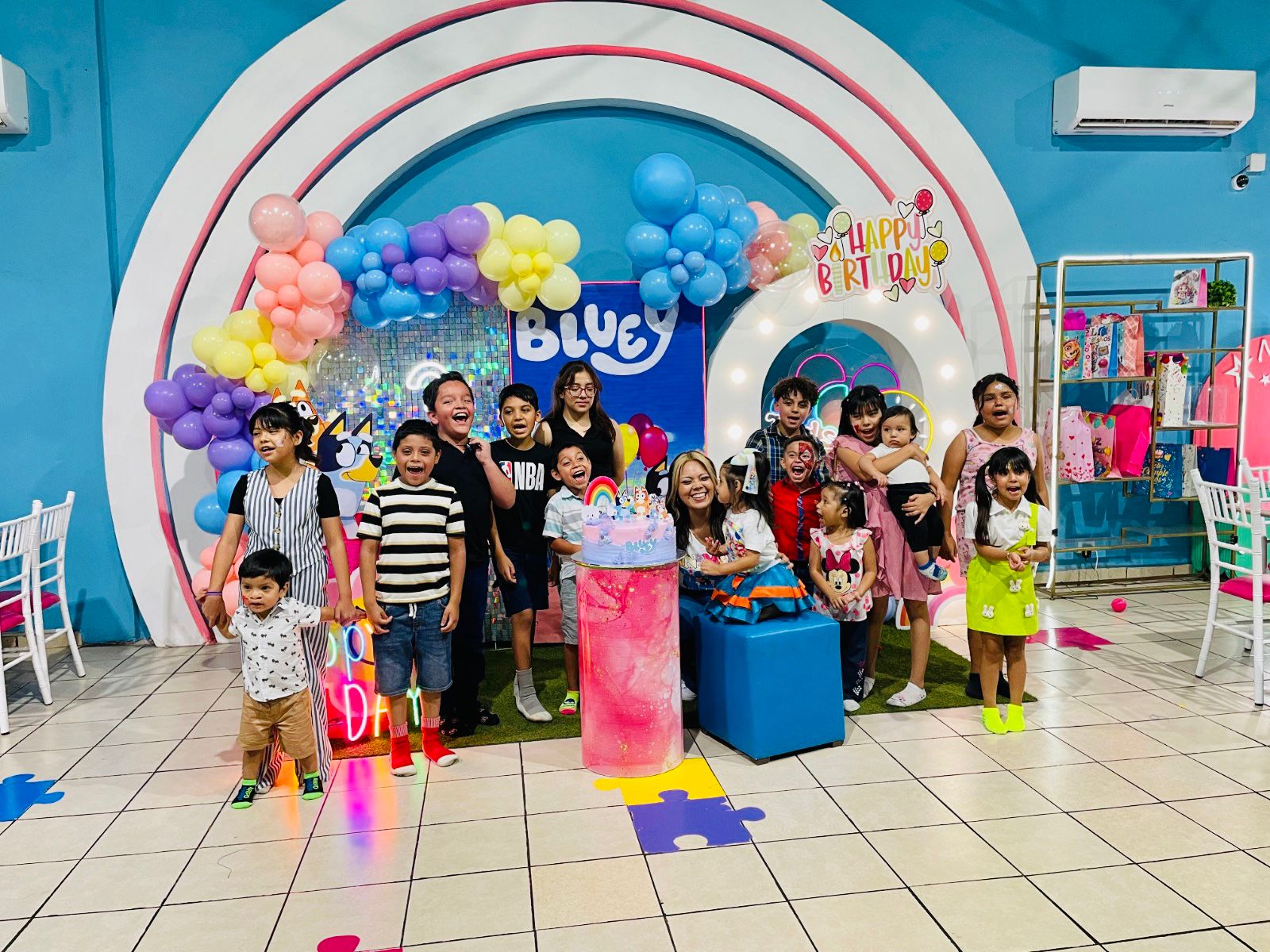 Icono de la aplicación de mensajería WhatsApp sobre fondo verde circular.