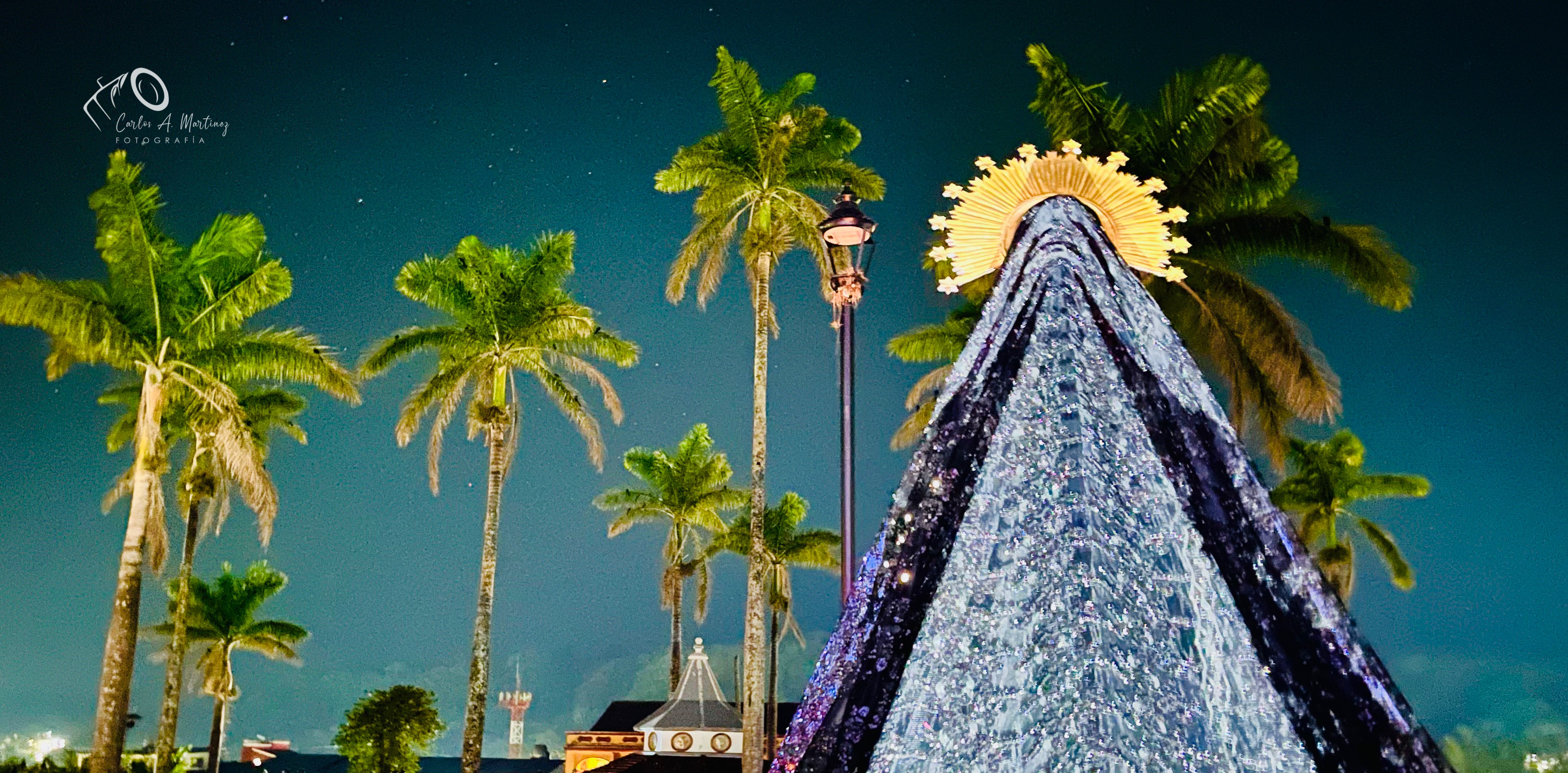 Patio acogedor con plantas en macetas, escalones de piedra y grandes ventanas con luz cálida. Patio acogedor con plantas en macetas, escalones de piedra y grandes ventanas con luz cálida.