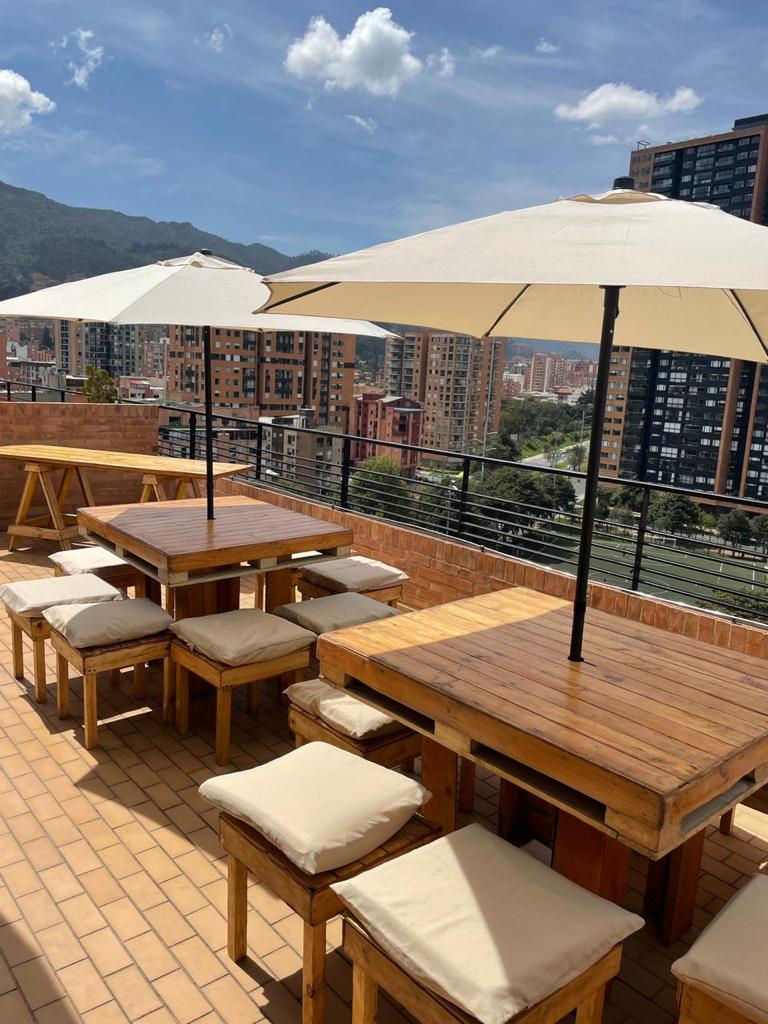 Picnic Alta + 6 Bancas
1m x 1.17cm c/u
+ Sombrilla $ 180.000
Precio Unitario
Adicional 5.000 cada cojín