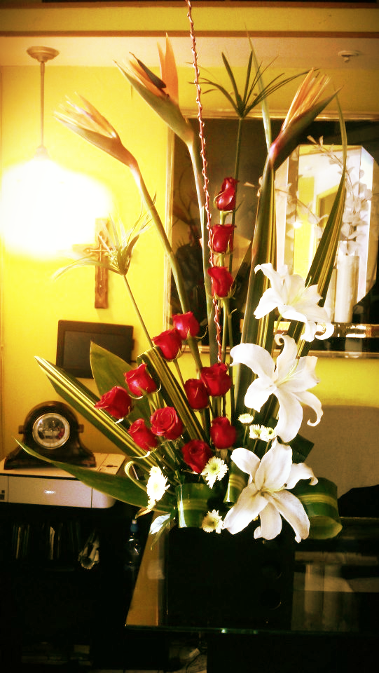 Arreglo A19 de 12 rosas rojas con tres lilies pueden variar el color.
$800