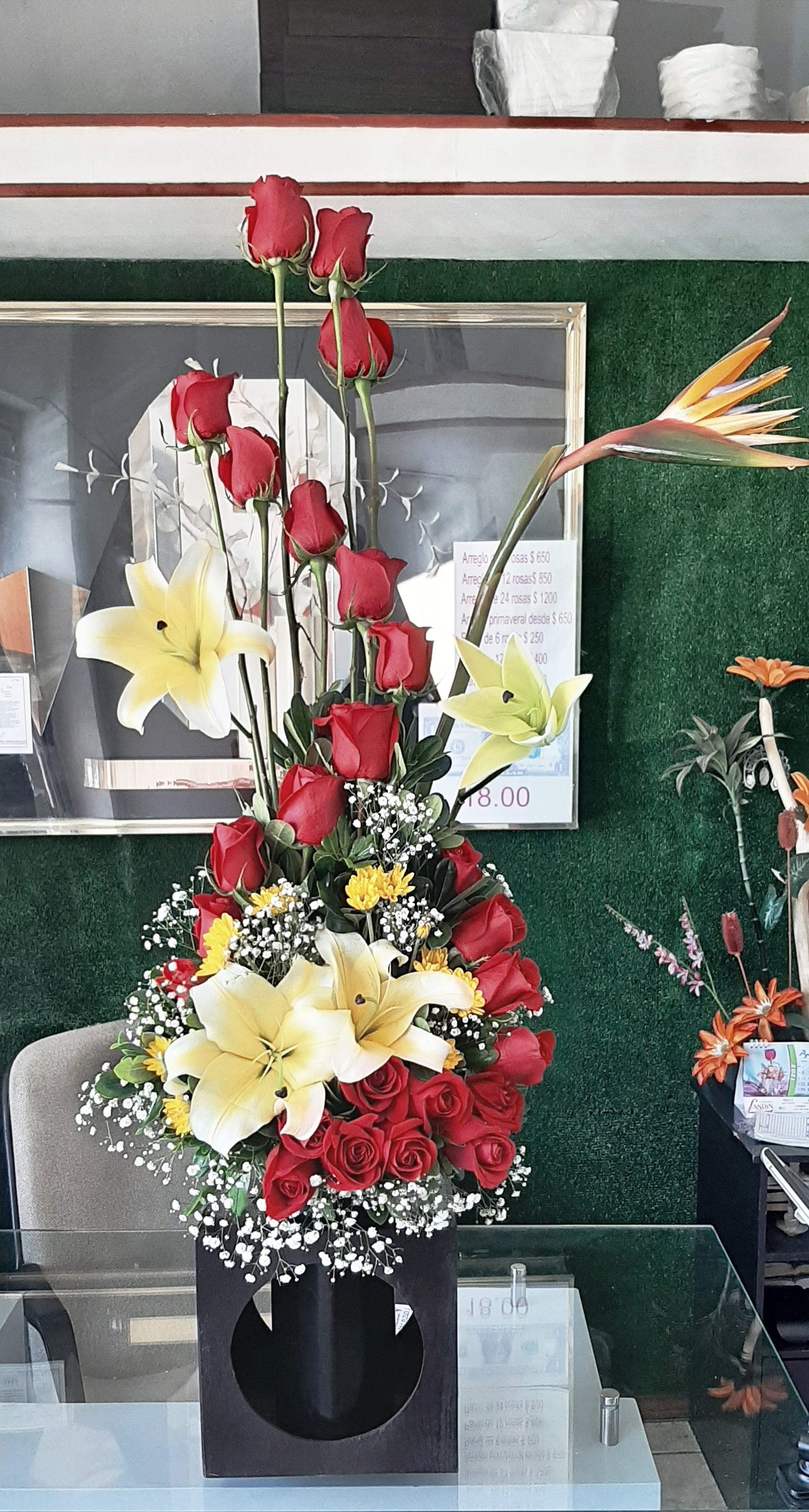 ArregloA35 24 rosas rojas con concador, ave de paraiso.
$1200