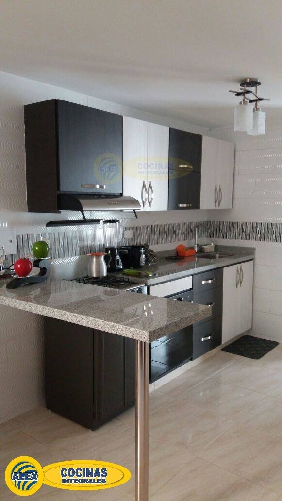 Cocina lineal en colores Volcano y Glacial con barra independiente