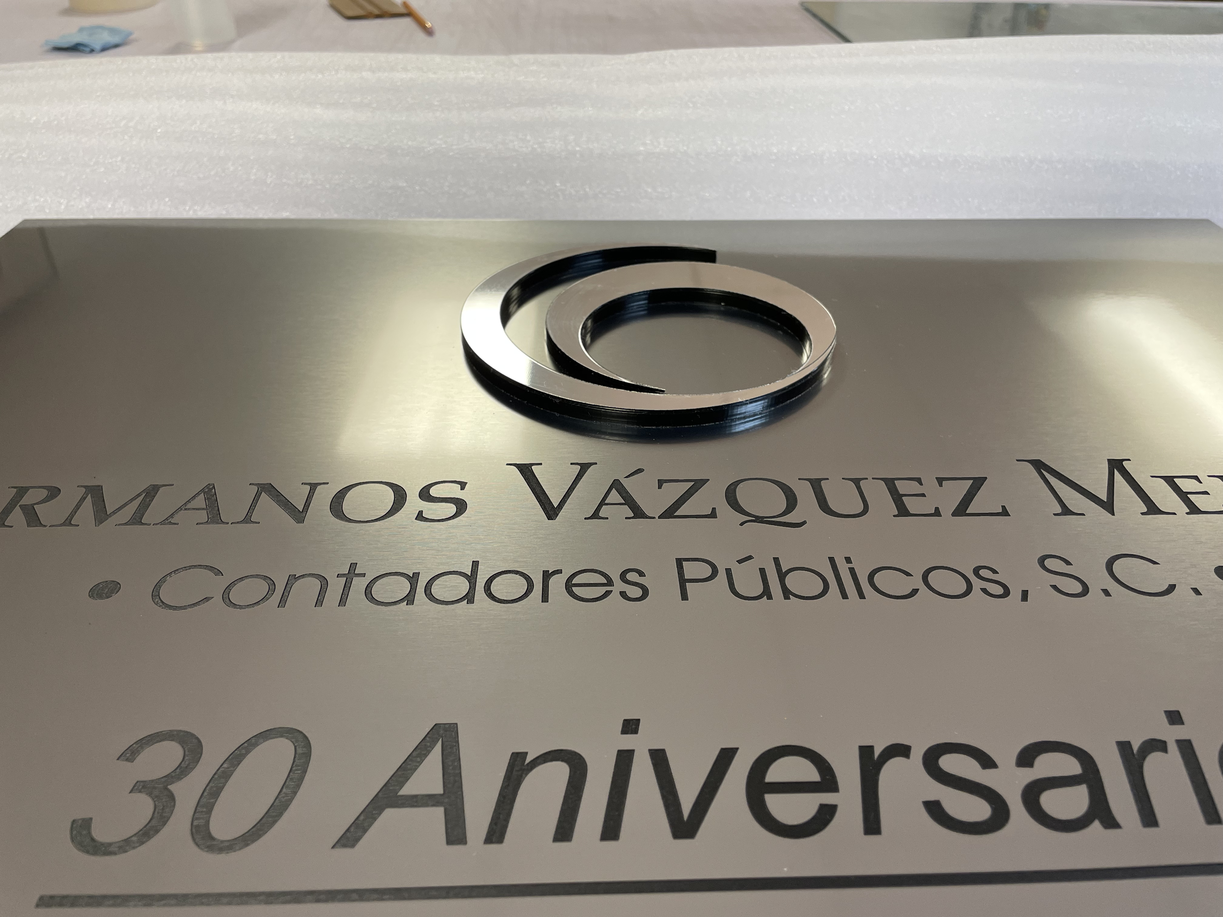 logo altorelieve y gravado