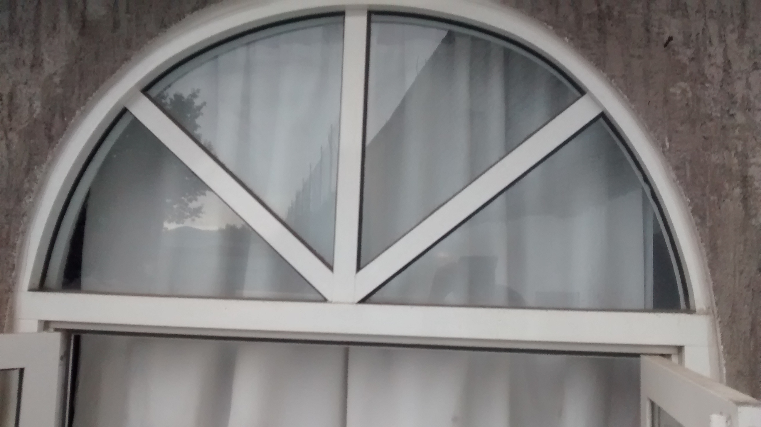 Ventana de 3" abatible cerchada