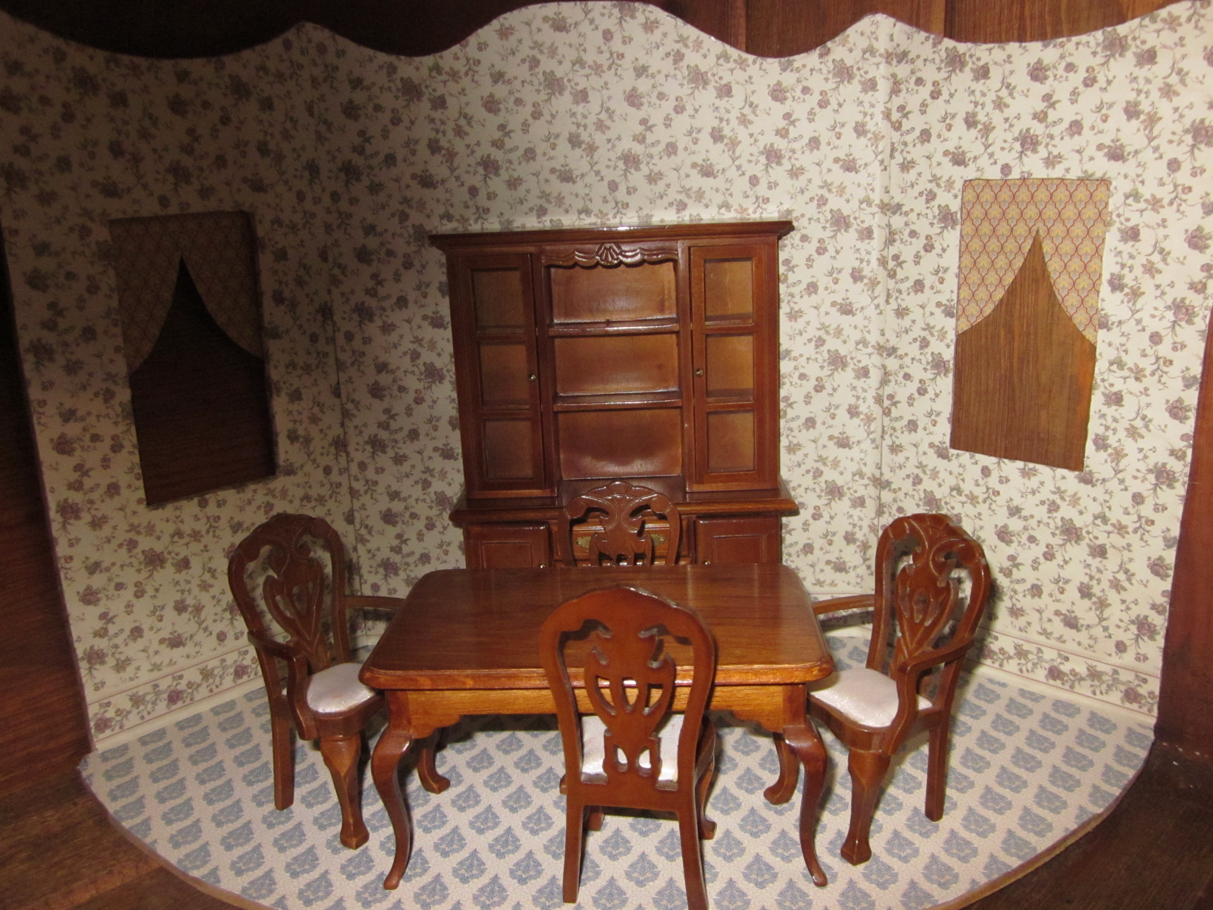 MAHOGANY DINNING ROOM