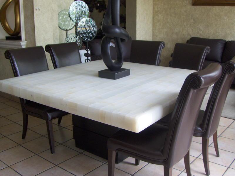 Comedor Perla: Mesa a mármol con sillas de piel y base de madera. Estilo contemporáneo