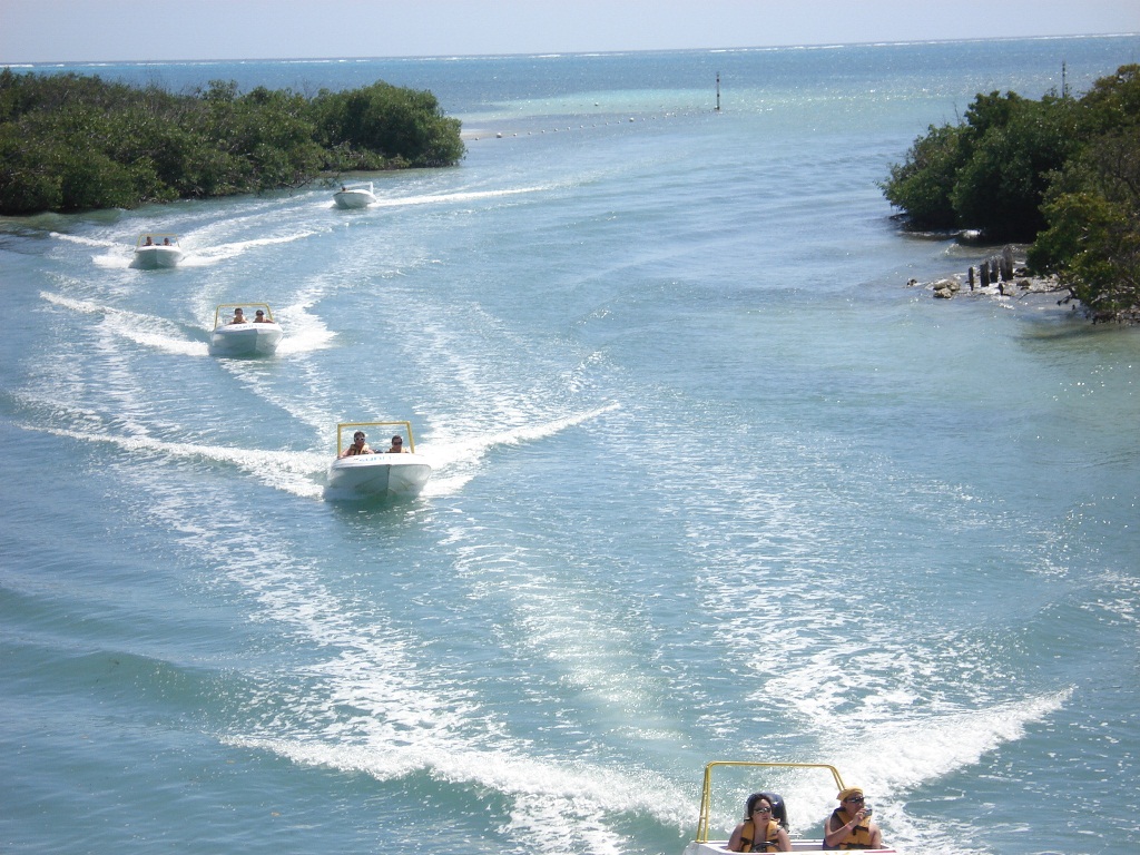 NAVEGA POR EL MAR CARIBE