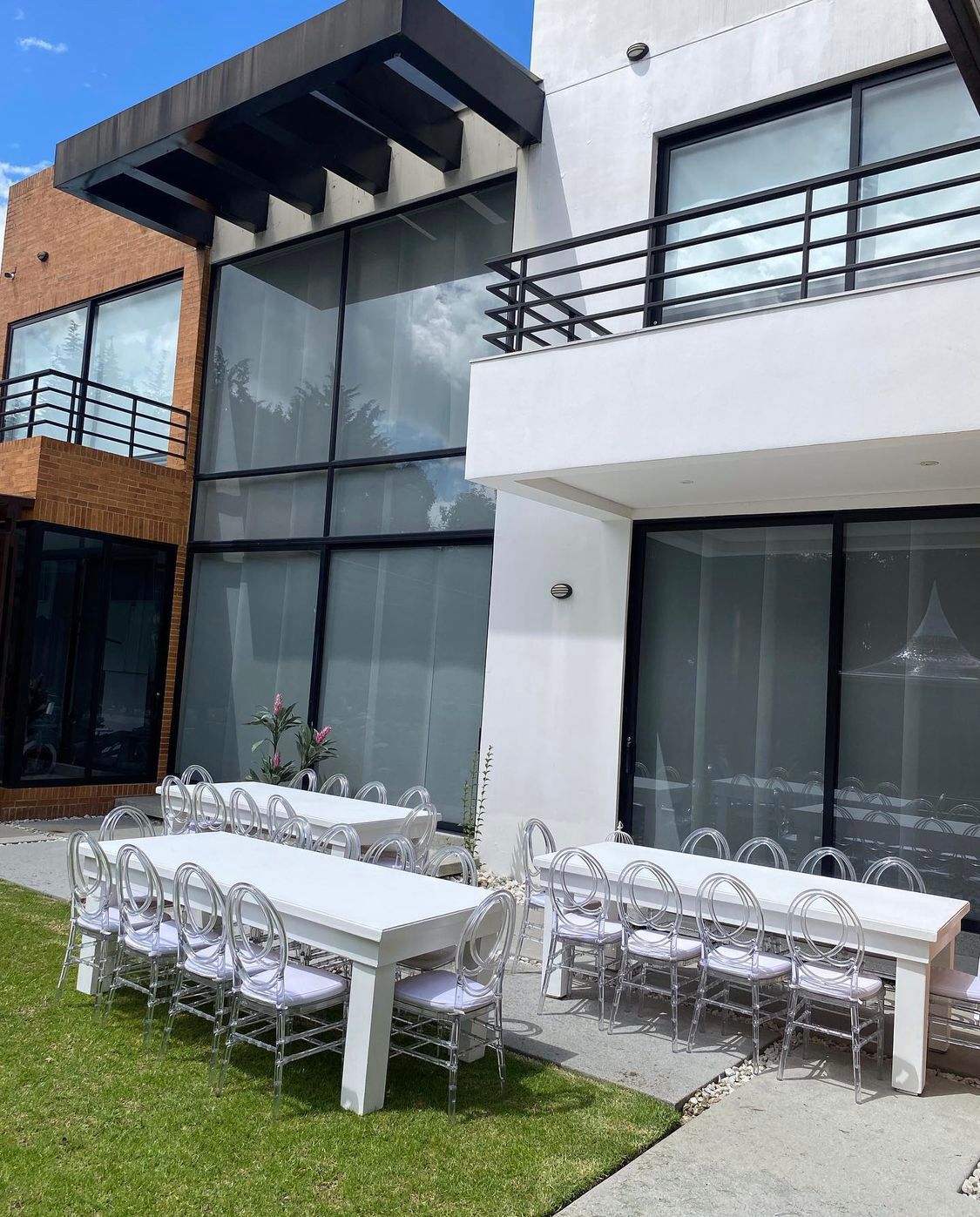 Mesa Rectangular de Madera Blanca
Medidas: 2.20m x 1m
$90.000
sin sillas