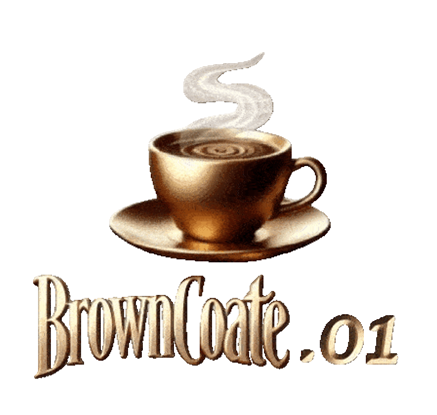 Bolsa de café en grano junto a taza en una mesa de madera, con planta en el fondo.