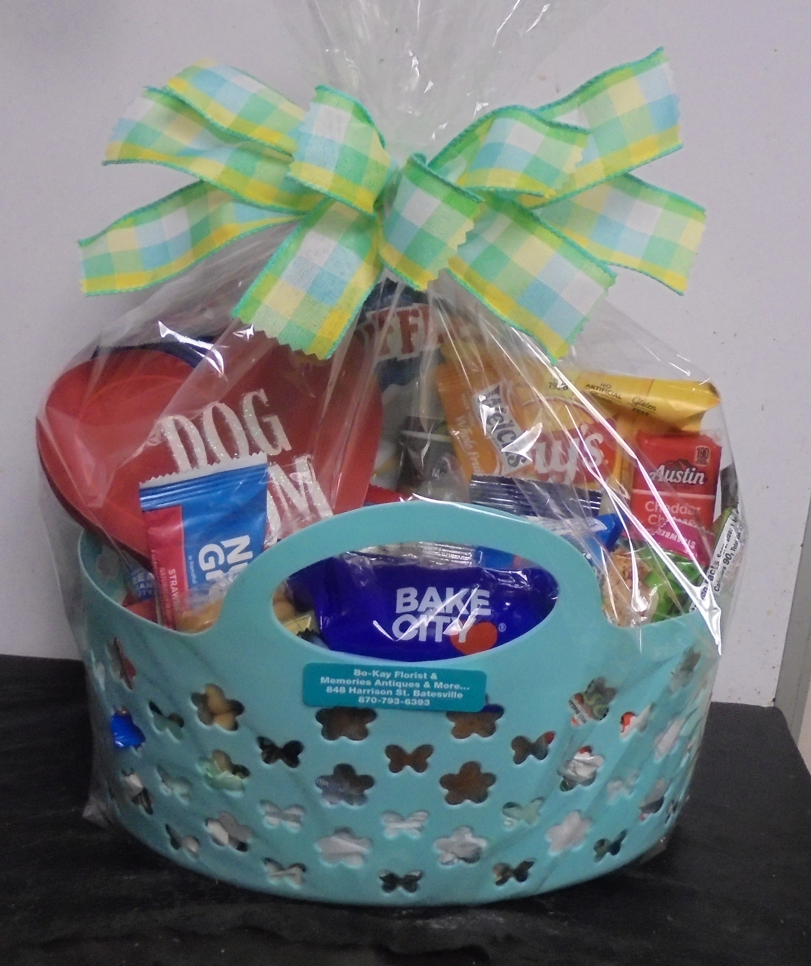 (17A)  Goodie Basket
With "Dog Mom" Plaque
$50.00