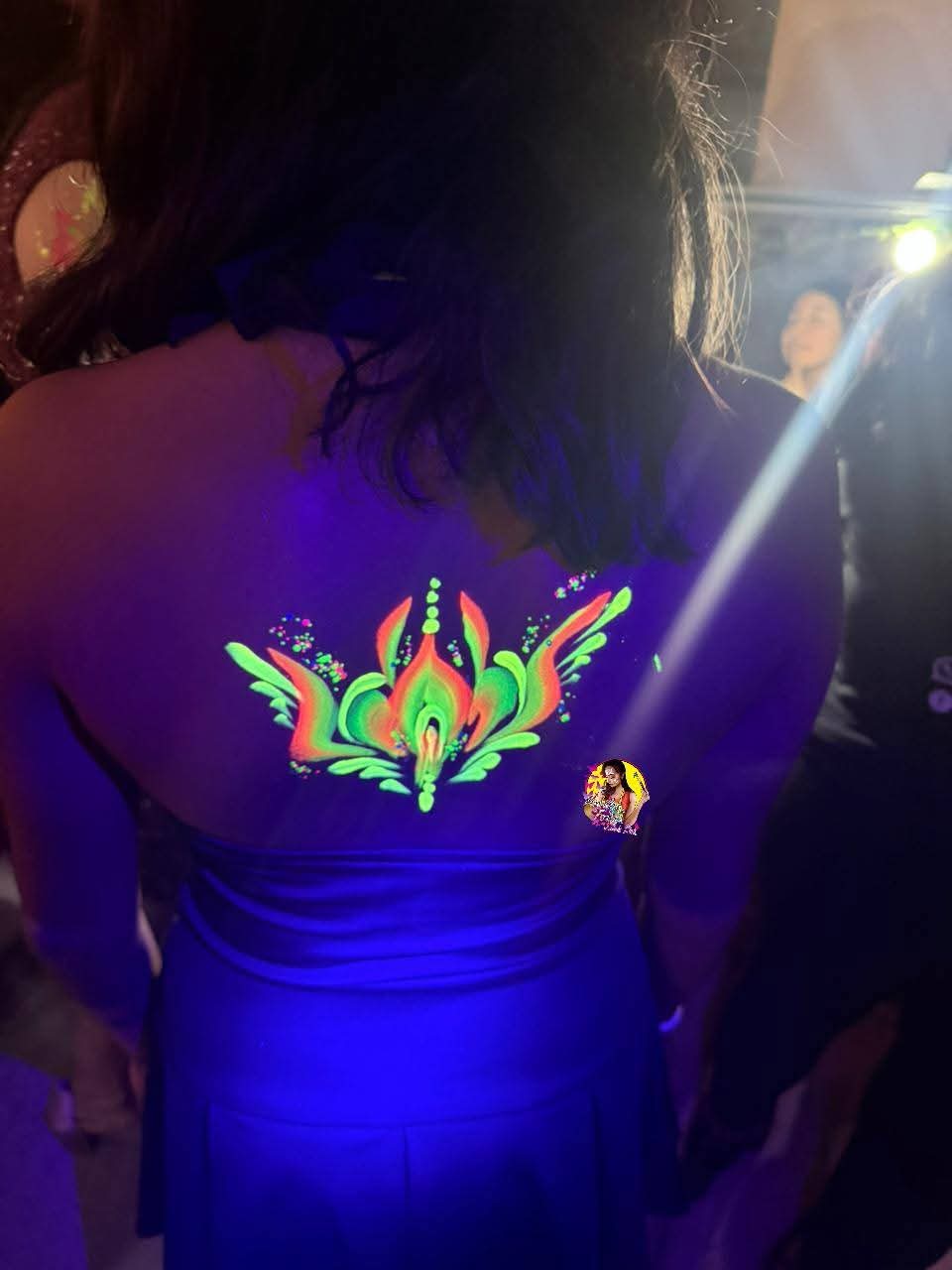 Mesa decorada con velas encendidas, flores blancas y fondo de luces borrosas, creando un ambiente acogedor y festivo.