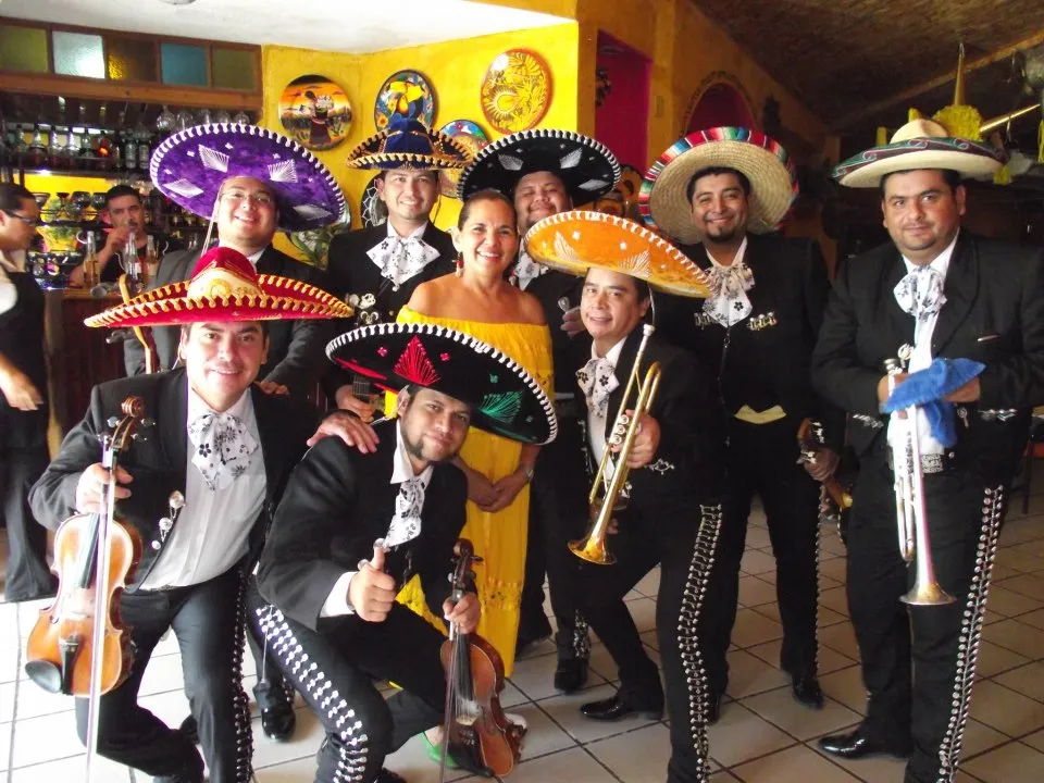 https://0201.nccdn.net/4_2/000/000/00d/f43/mariachis.png