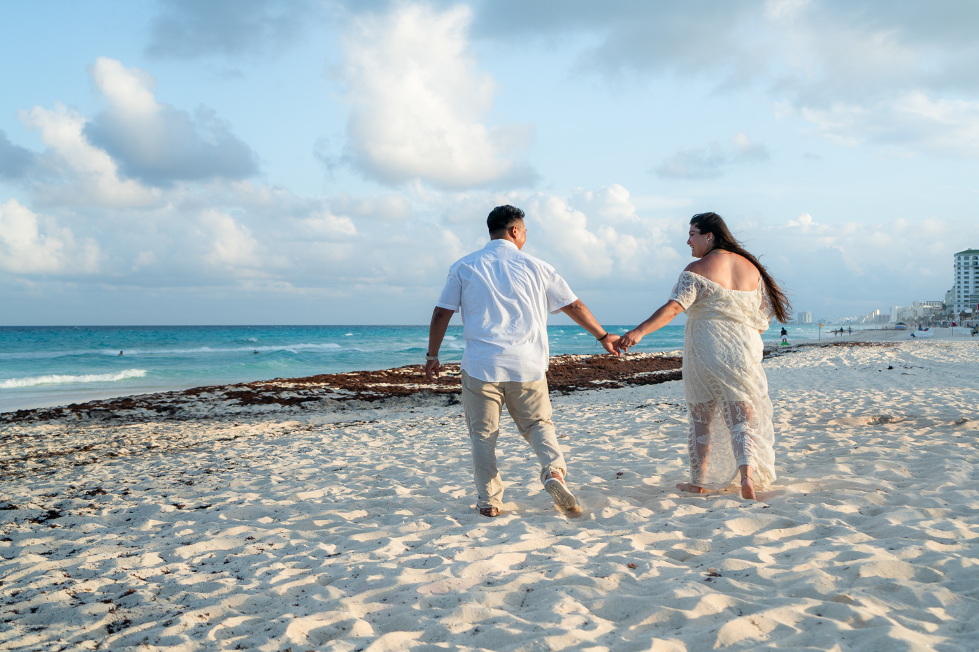 https://0201.nccdn.net/4_2/000/000/00d/f43/romantic-mariachi-proposal-in-cancu%CC%81n081.jpg