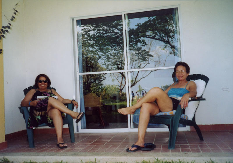 Detrás de esta foto escribiste: "Aquí estamos en la terraza de nuestra habitación; esta es Elvira, la hermana de Elvia. 27/3/04"