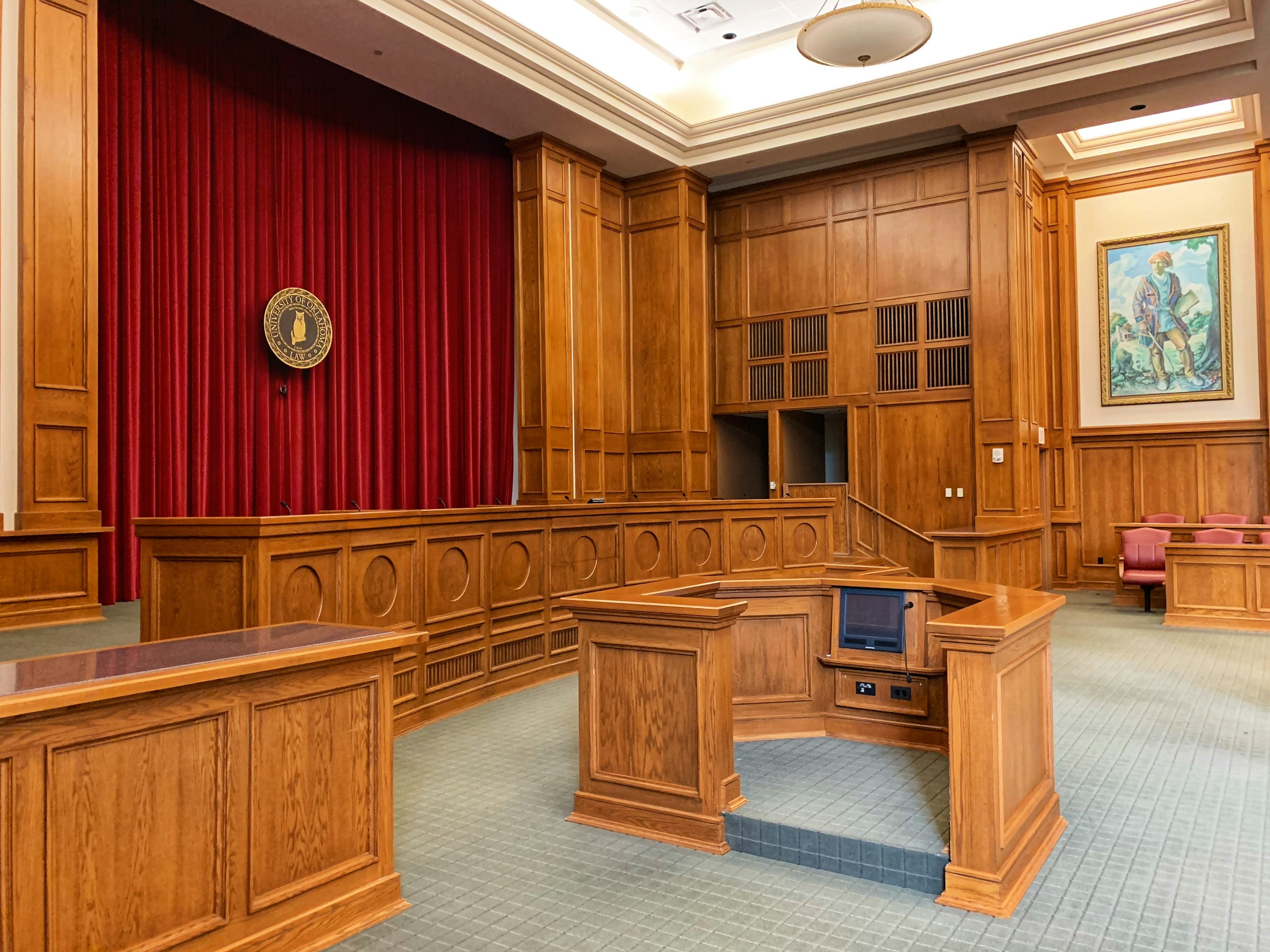 fotografía arquitectónica del interior de un tribunal de justicia
