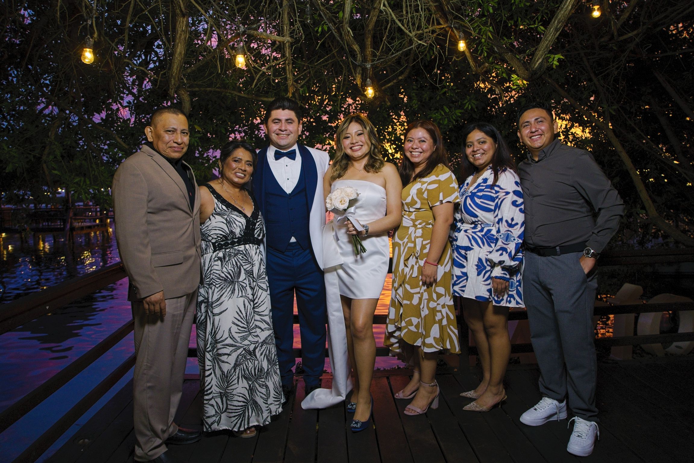 https://0201.nccdn.net/4_2/000/000/00e/1ca/luxartifices-wedding-navios-cancun-bride-and-groom-sunset055.jpg