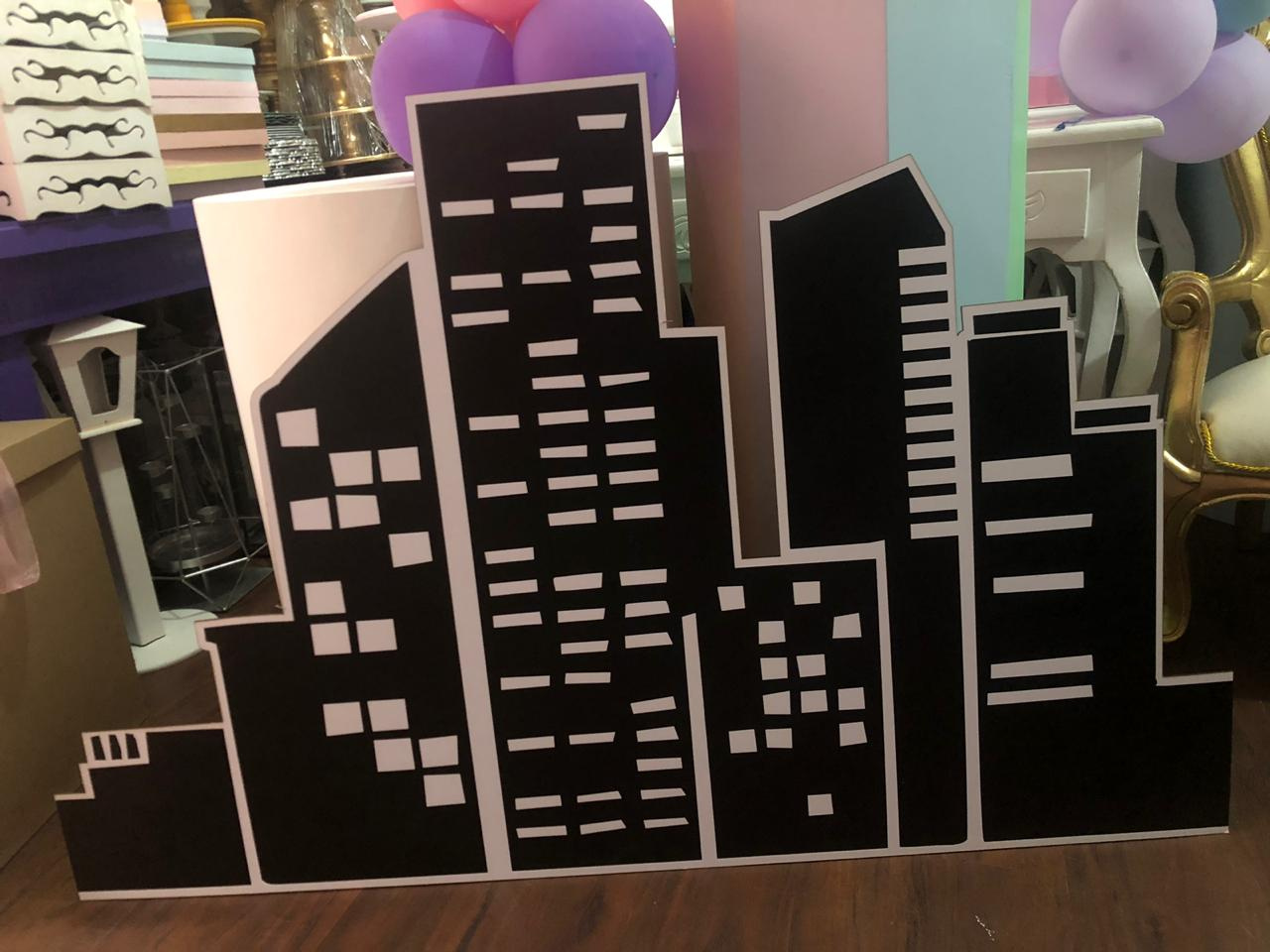 Silueta edificio en negro 
1.37cm de Largo
 x 89cm de Altura 
Precio de Alquiler $ 50.000