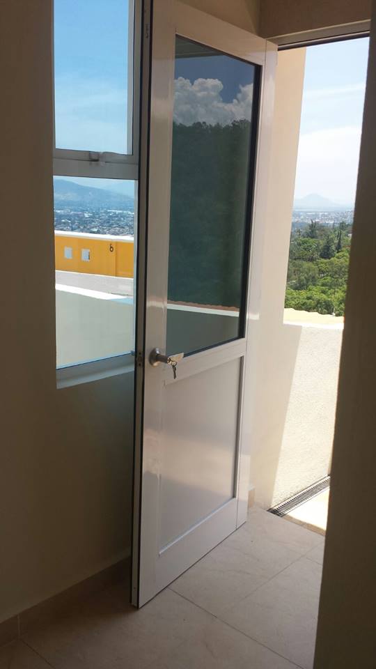 Puerta de aluminio tono blanco, linea española