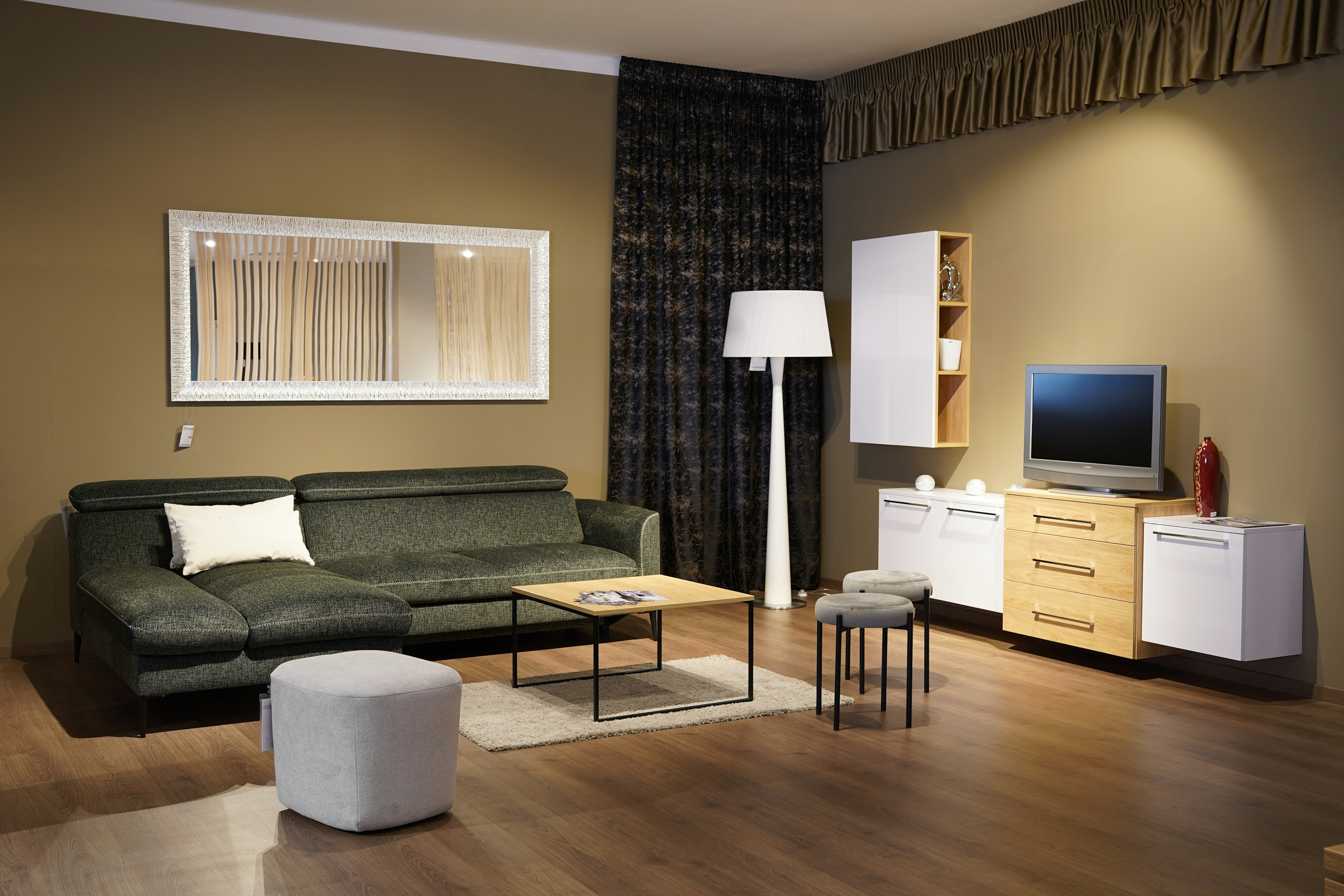 una sala de estar llena de muebles y un televisor de pantalla plana