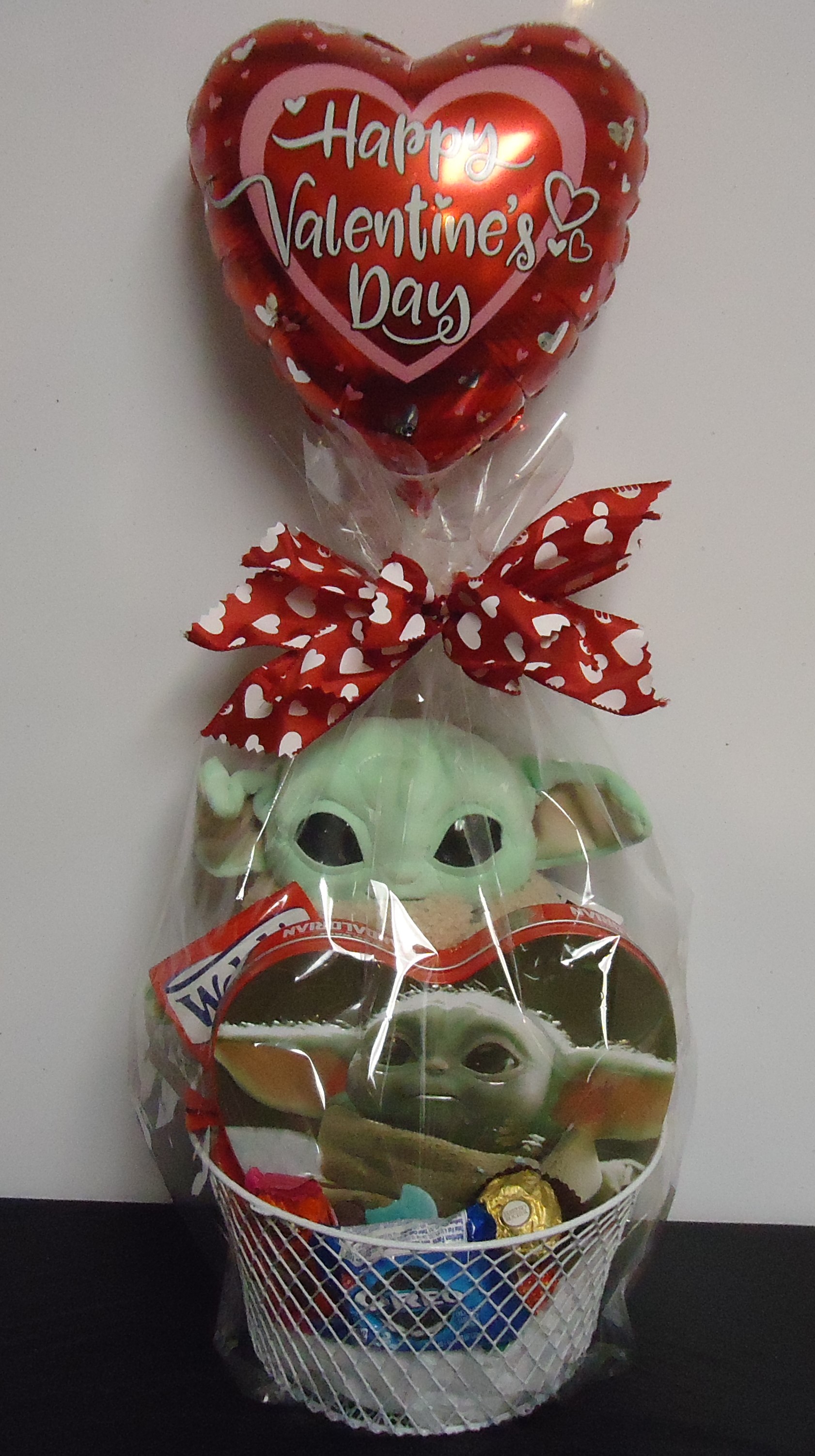 (14C) Mandalorian Plush W/
Candy Heart Box & Balloon
$40.00