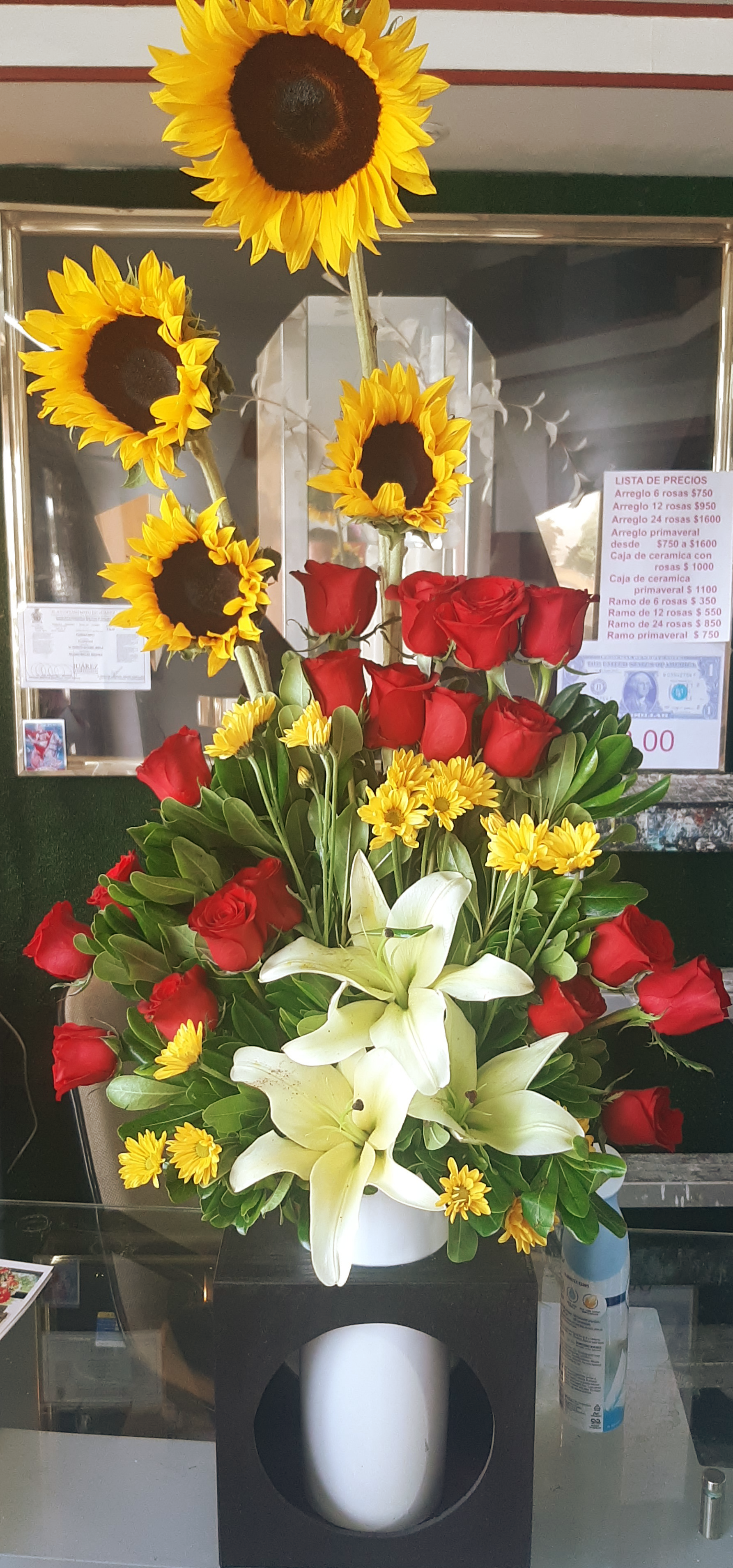 Arreglo A39 de 24 rosas rojas, con girasoles,concador.
$1500