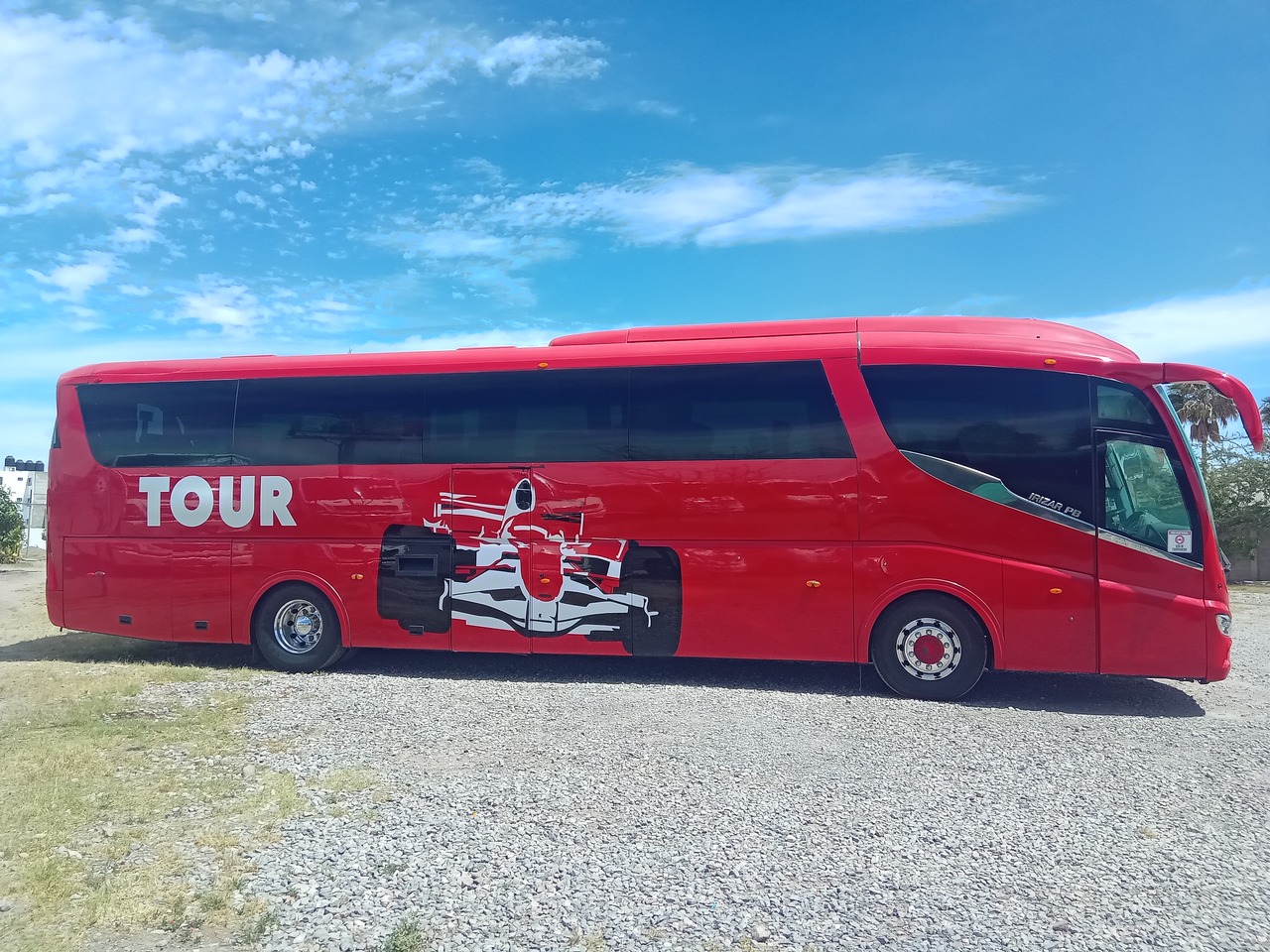 autocaravana clase a amarilla en la carretera