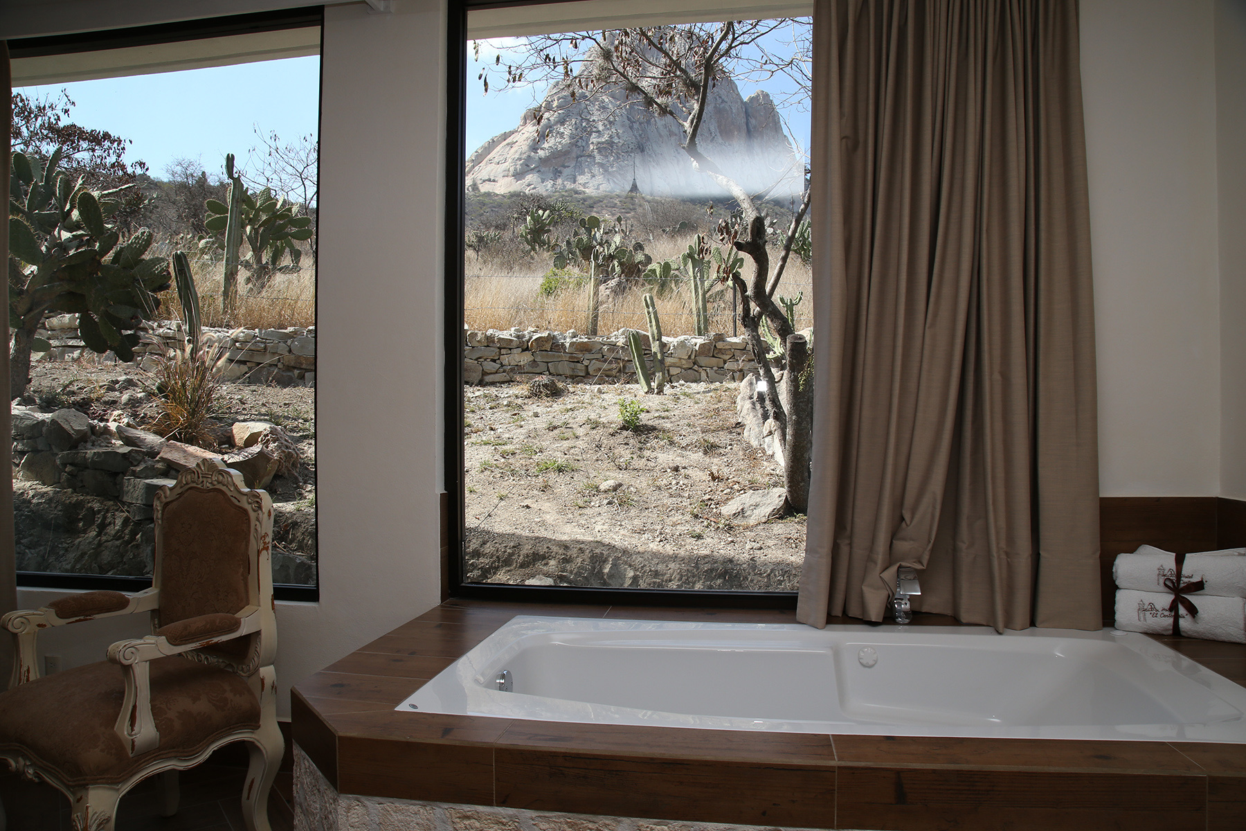 JACUZZI VISTA A LA PEÑA