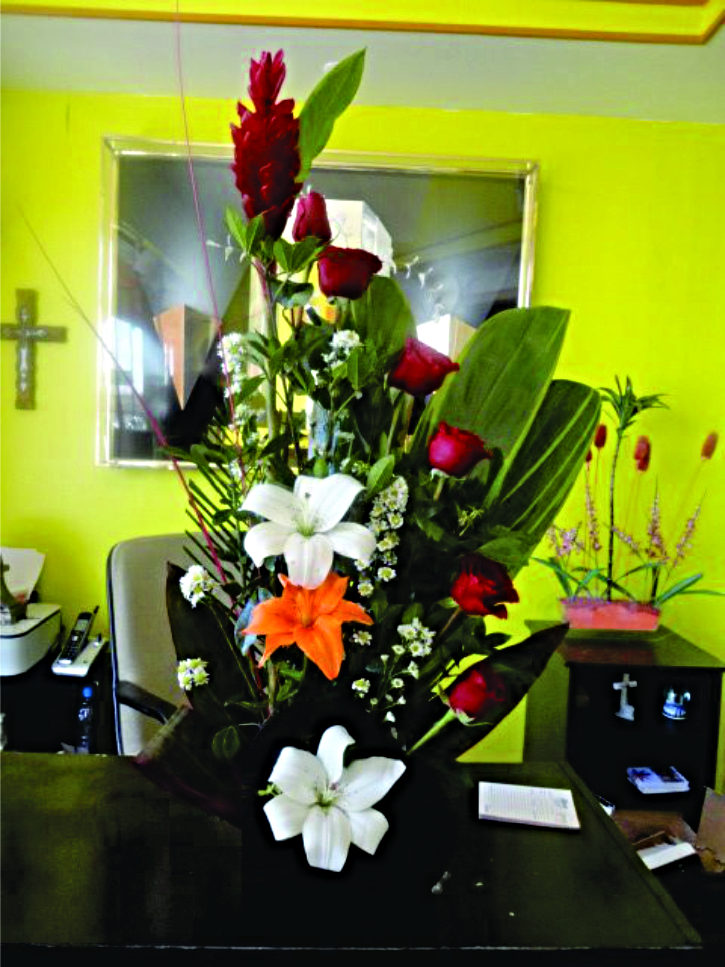 Arreglo A2 de 6 rosas rojas con 3 lilies pueden variar el color y hawaiana.
$700