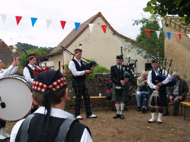 Glentrew pipe band - Viry Village Hall
