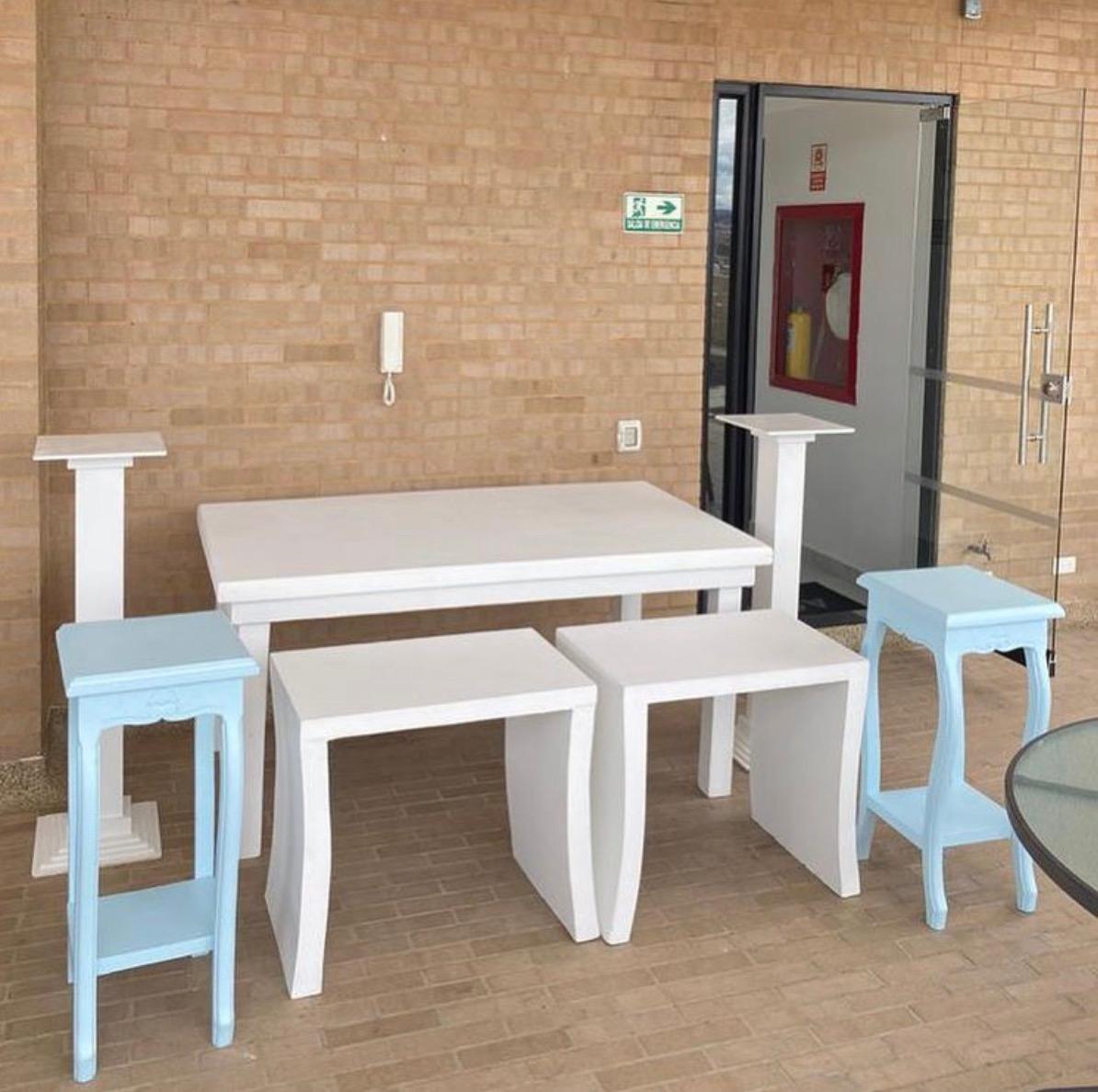 Auxiliares Rectangulares Blancas
Patas de Ola
$ 50.000
Mesa Auxiliar Pata Curva
$ 50.000
37x37cm
80cm Alto
Mesa Rectangular Blanca Mediana Alta
1.60 M x 0.90 M
80cm Alto
$ 65.000