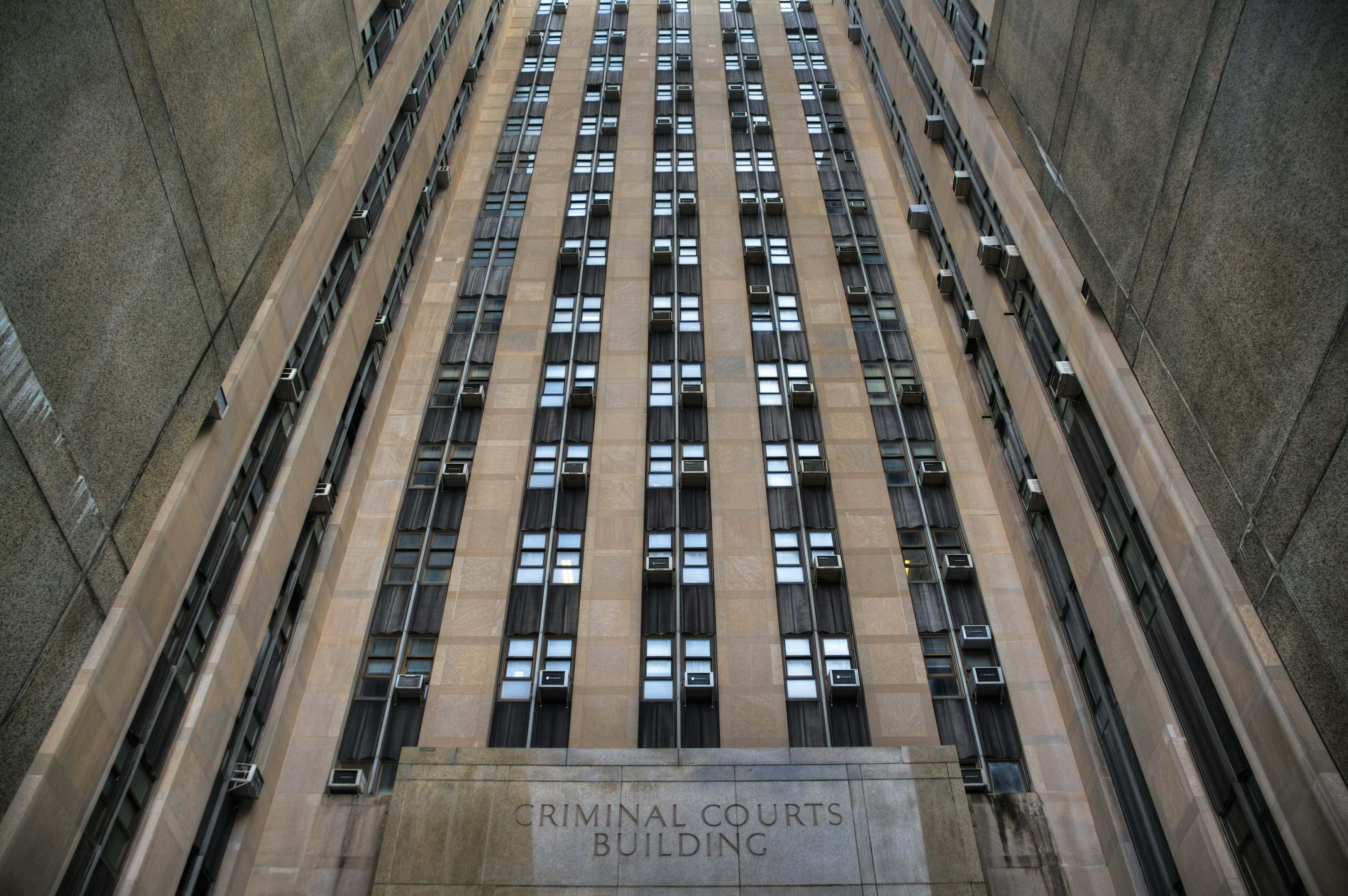 un edificio alto con ventanas y un cartel a un lado
