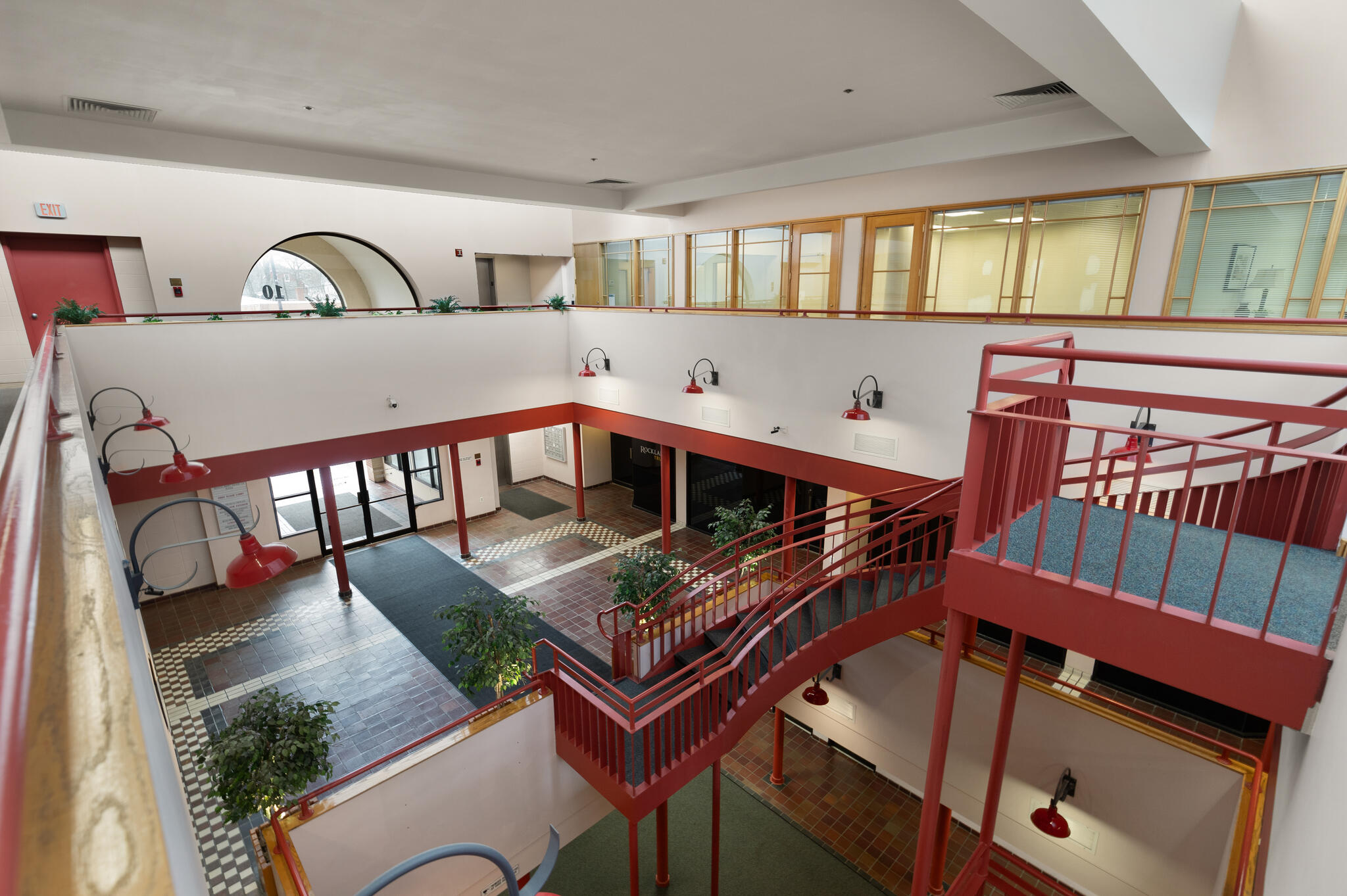 https://0201.nccdn.net/4_2/000/000/017/e75/10-elm-st-danvers-ma-01923-usa-005-013-foyer4-mls_size.jpg